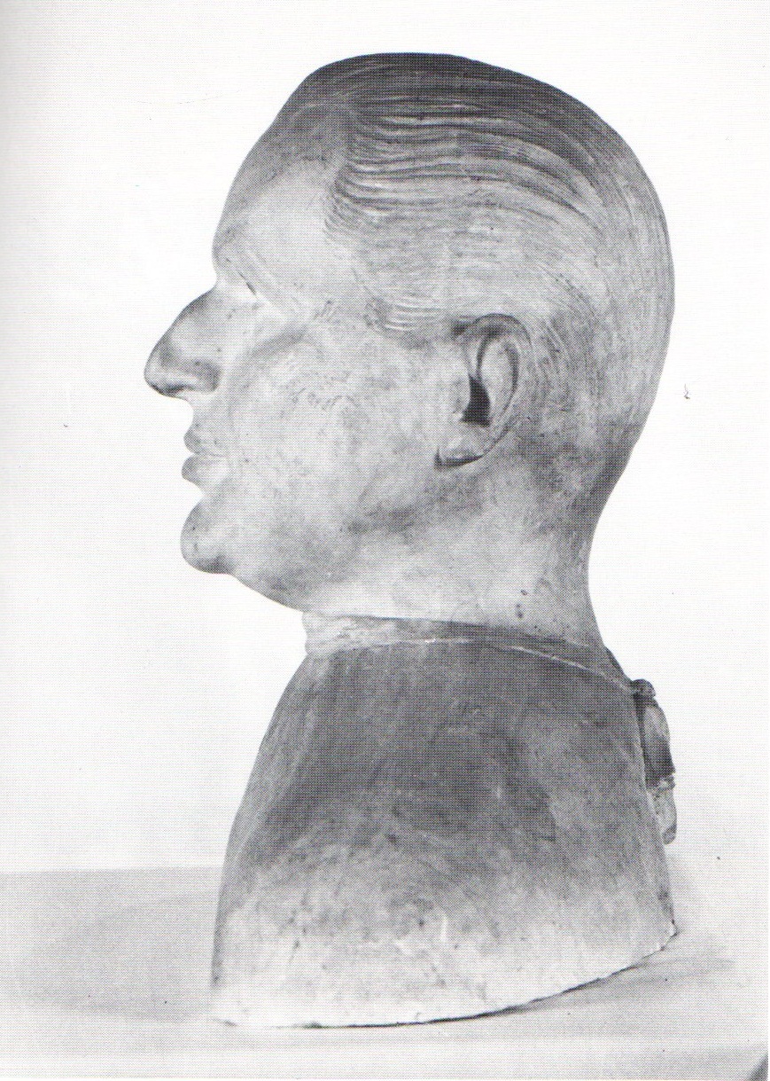 RITRATTO DI GIULIANO LUCARELLI (busto) di Biancalana Inaco (sec. XX)