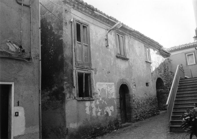 Casa e Porta Grande (case, a schiera, con porta urbica, (porzione)) - Molise (CB) 