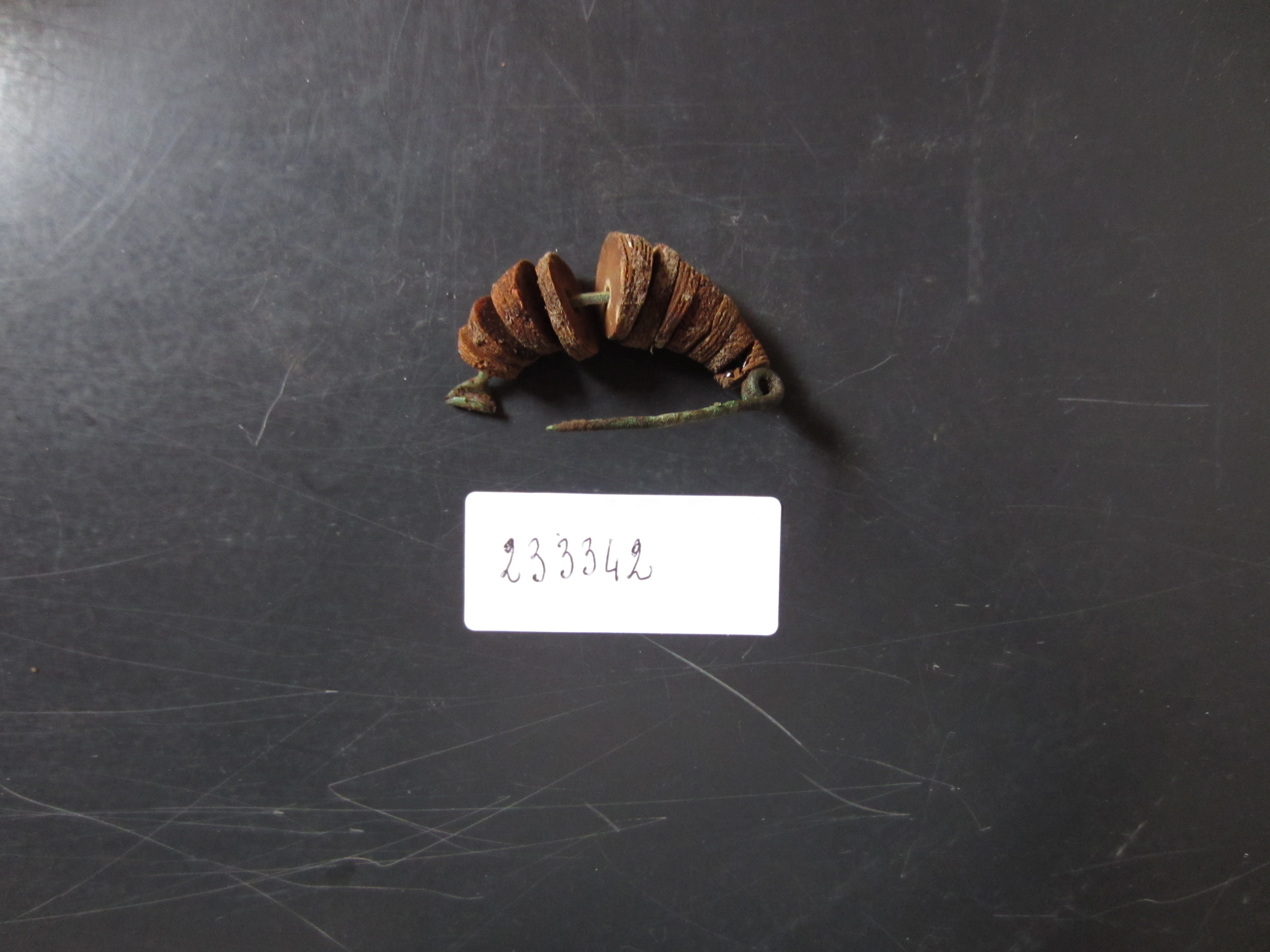 fibula, Pontecagnano II.1 32C 7b (terzo quarto VIII a.C)