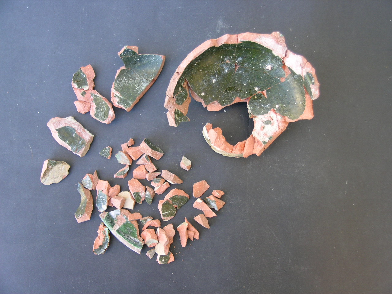 vaso - invetriata verde - produzione spagnola (meta' sec. XIII)