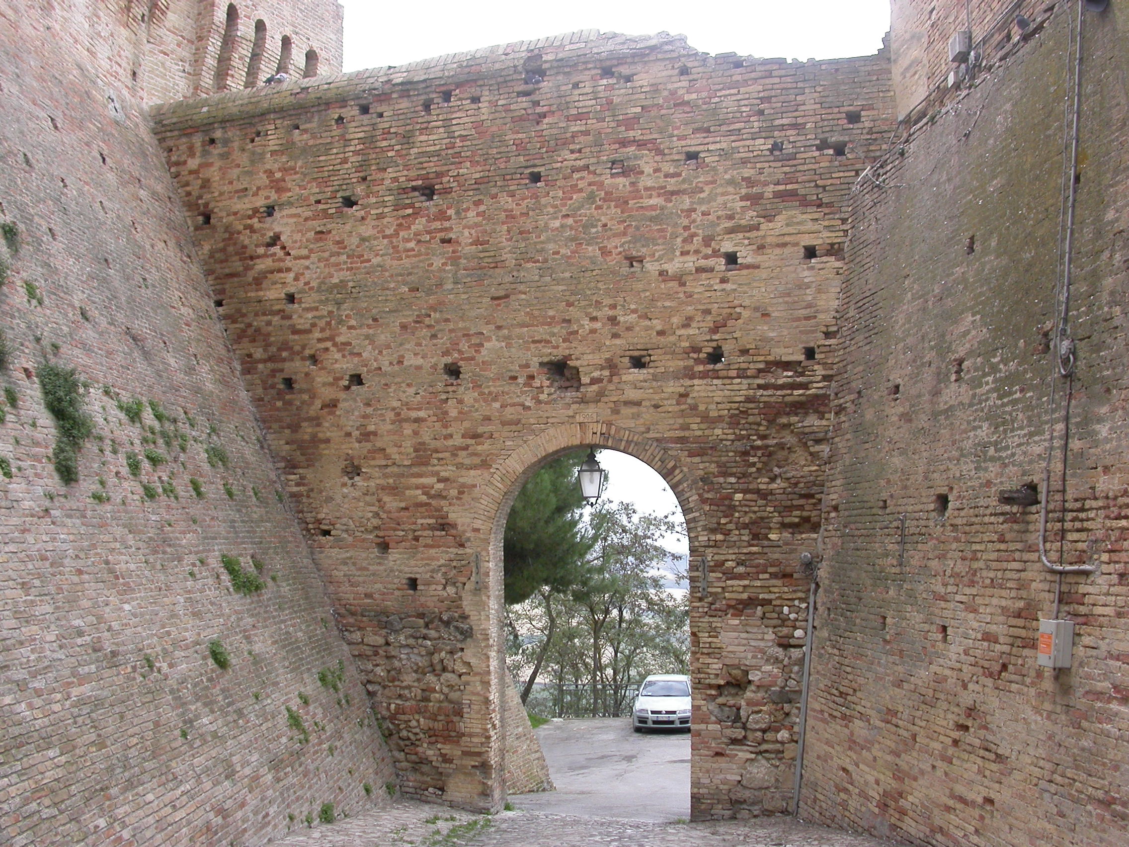 Arco di piazzale del Forte (arco) - Acquaviva Picena (AP) 