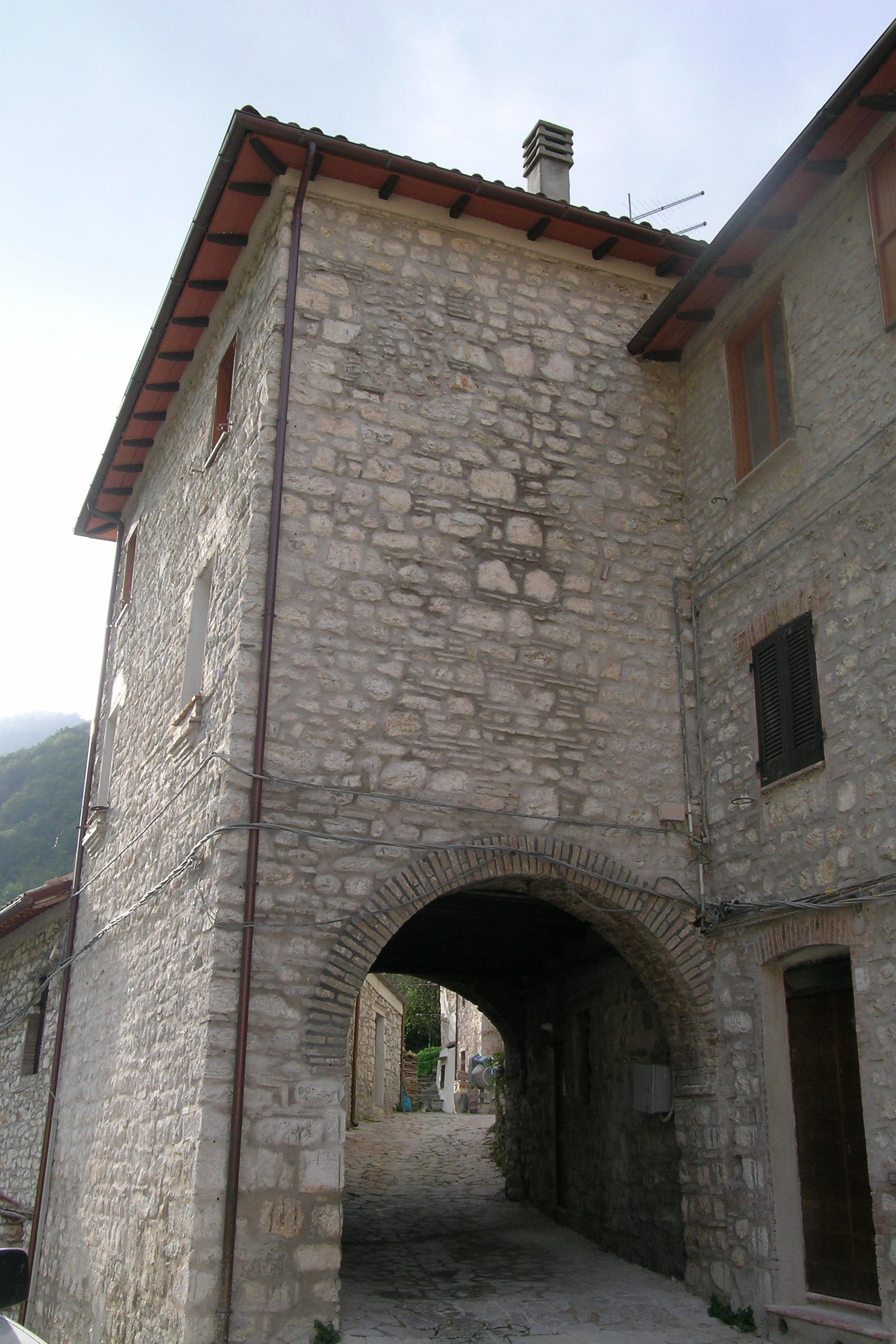 Casa-torre (casa-torre) - Serravalle di Chienti (MC) 