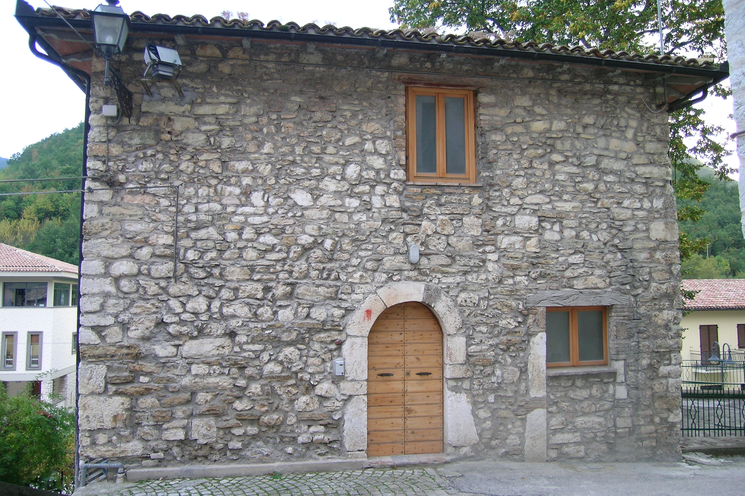 Casa isolata (casa isolata) - Serravalle di Chienti (MC) 
