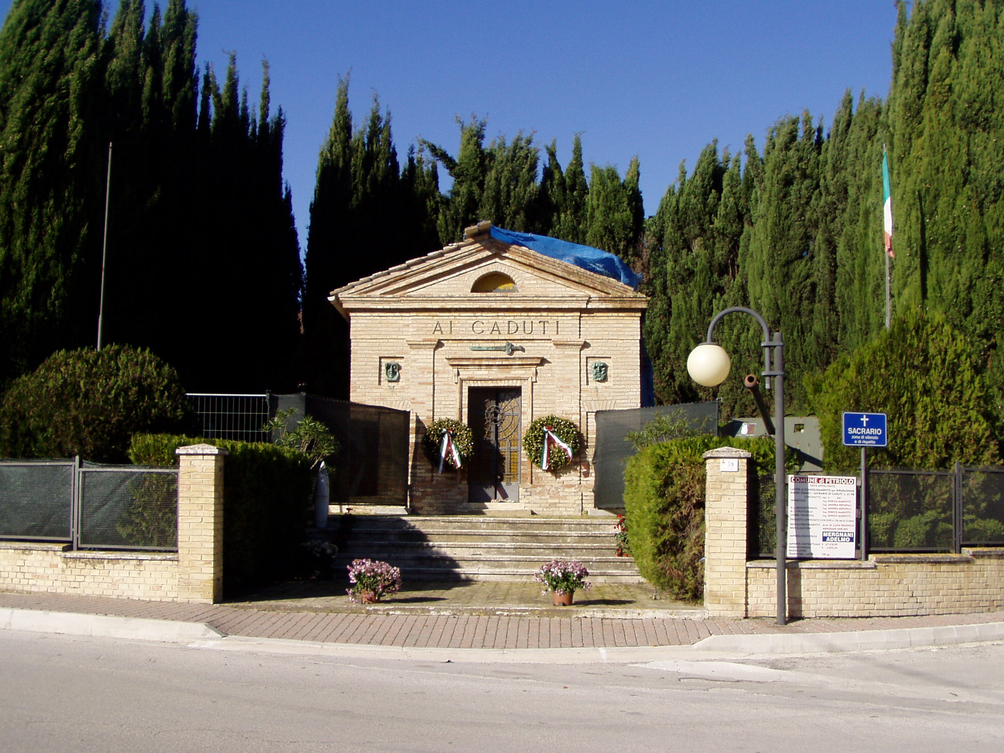 Cappella dei Caduti (monumento ai Caduti) - Petriolo (MC) 