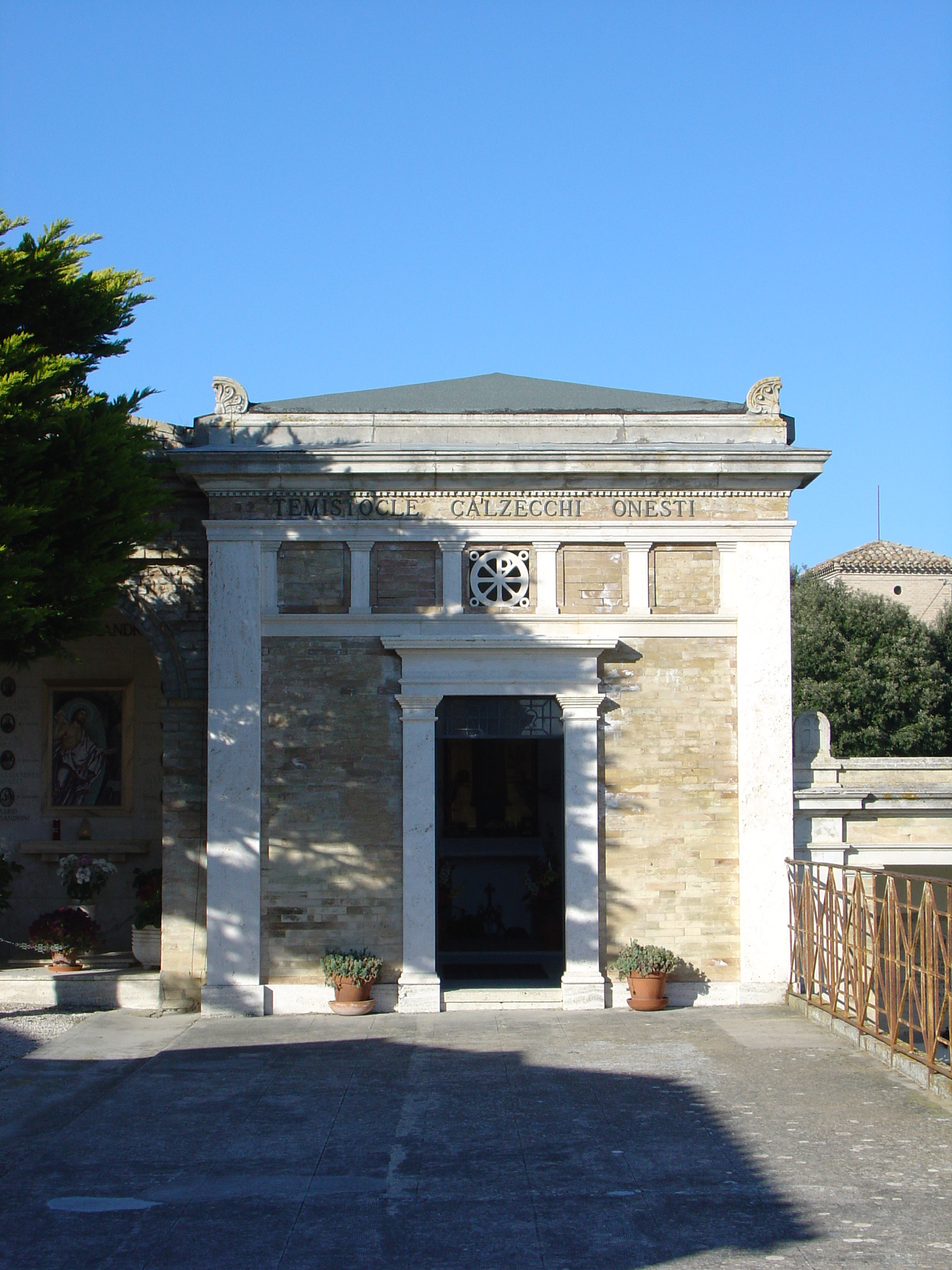 Cappella Calzecchi (cappella, cimiteriale privata) - Monterubbiano (AP) 