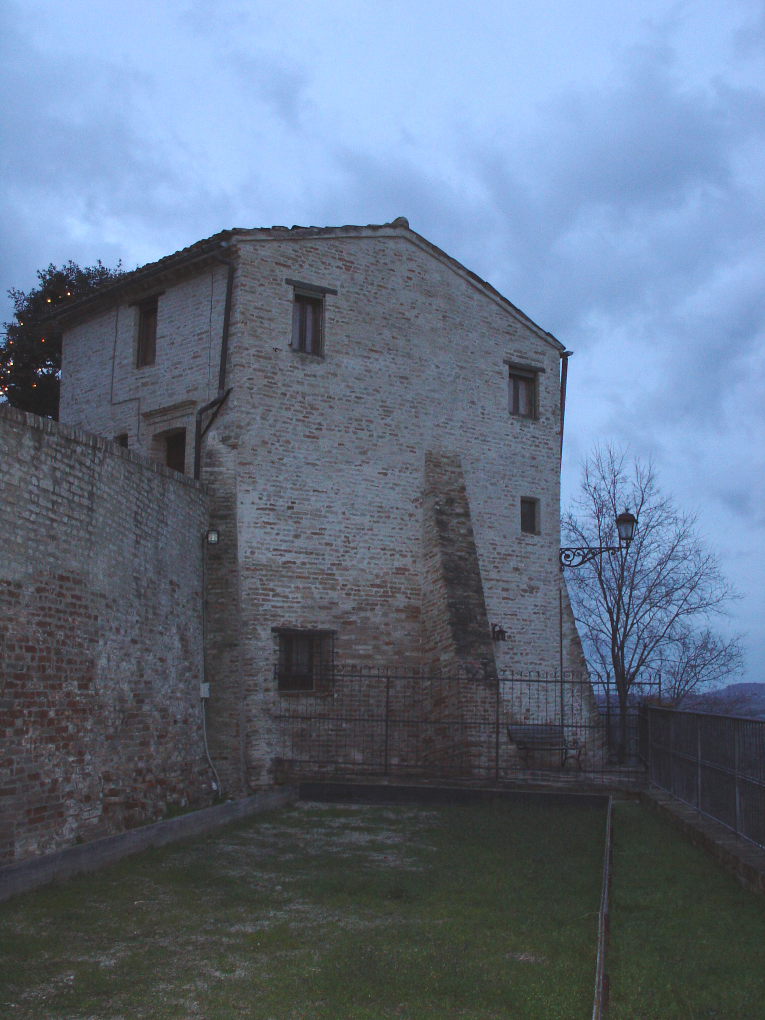 Casa edificata su una torre rompitratta (casa a schiera) - Petritoli (AP) 