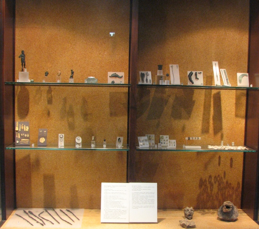 Materiale di collezione museale (reperti fittili, materiale lapideo, metallo, osso-avorio, vetro)