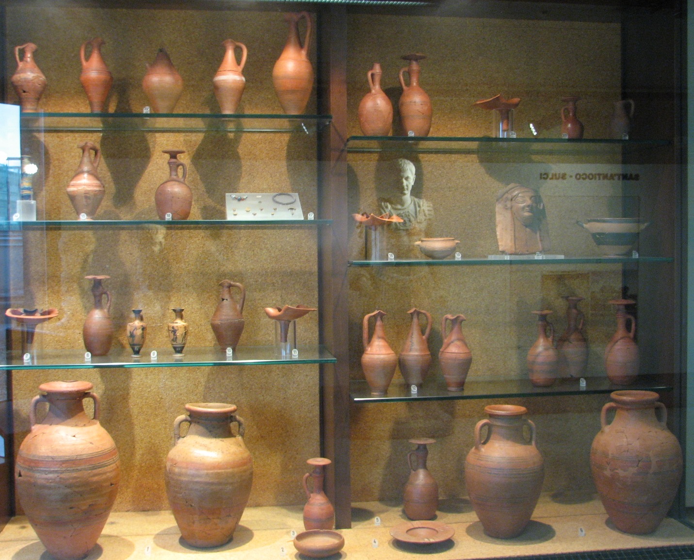 Materiale di collezione museale (ceramica, reperti fittili, metallo, oggetti d'ornamento, materiale lapideo, vetro)