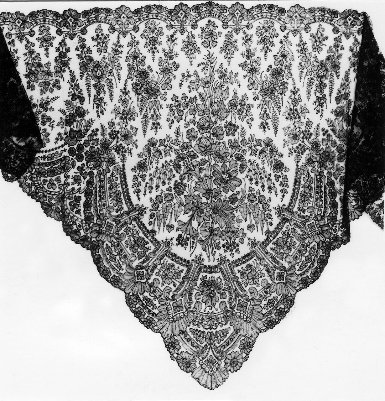 scialle - produzione di Chantilly (sec. XIX)