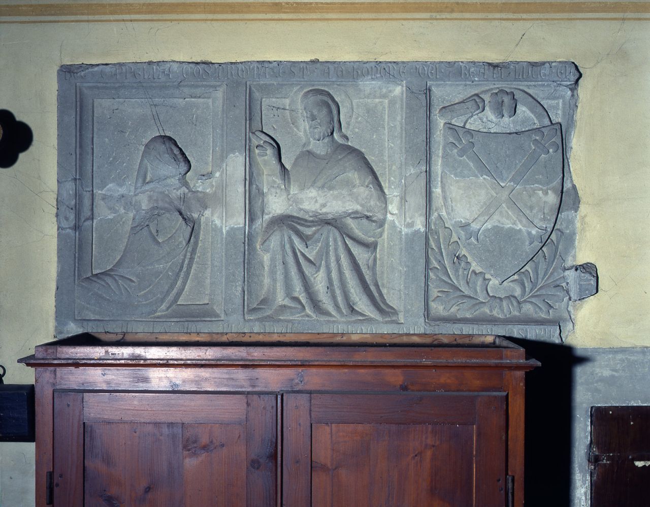 Cristo benedicente, devoto, stemma della famiglia Del Bene (rilievo) - bottega fiorentina (secc. XIV/ XV)