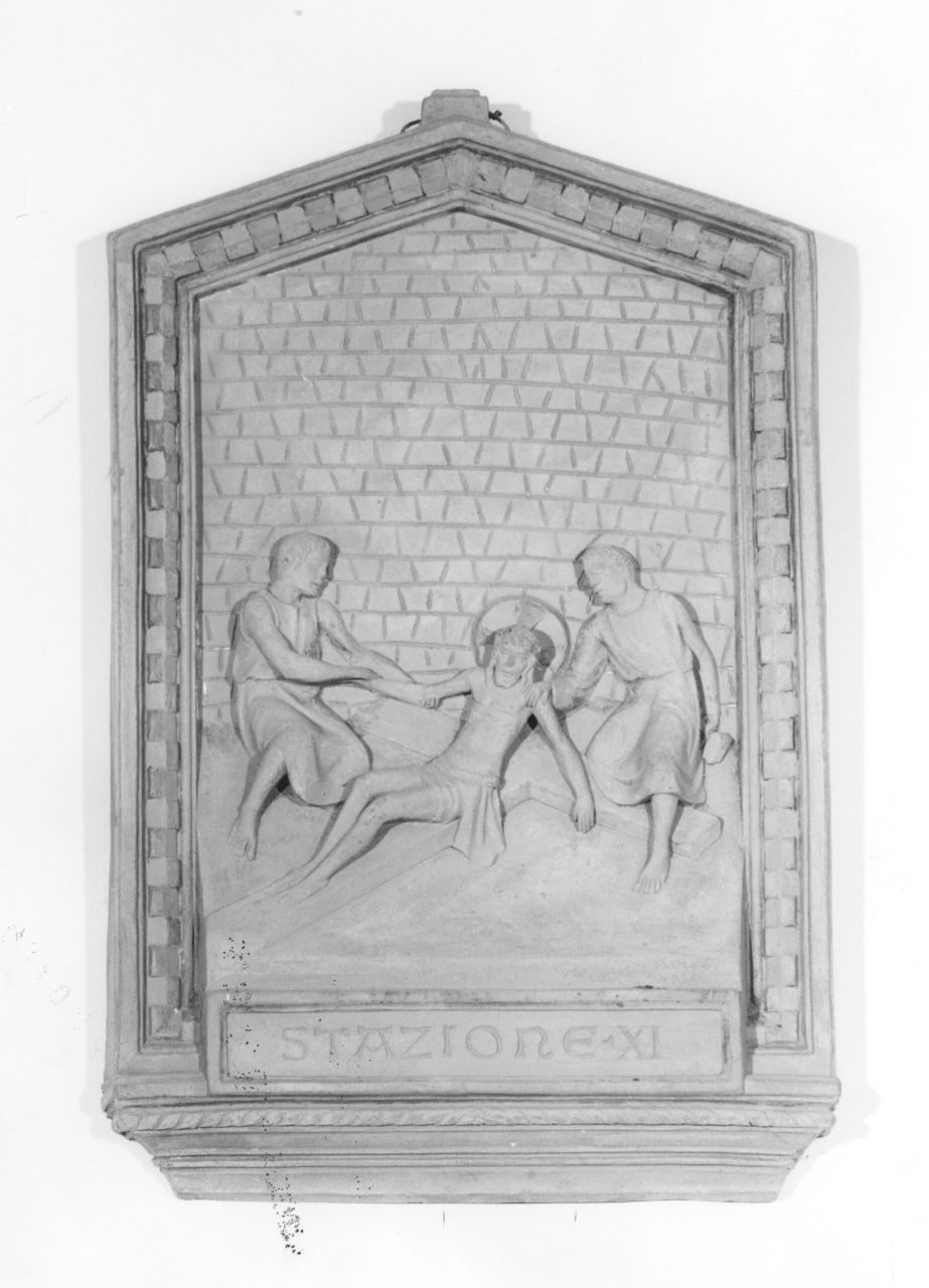 stazione XI: Gesù inchiodato alla croce (rilievo) di Donati Raffaello (sec. XX)