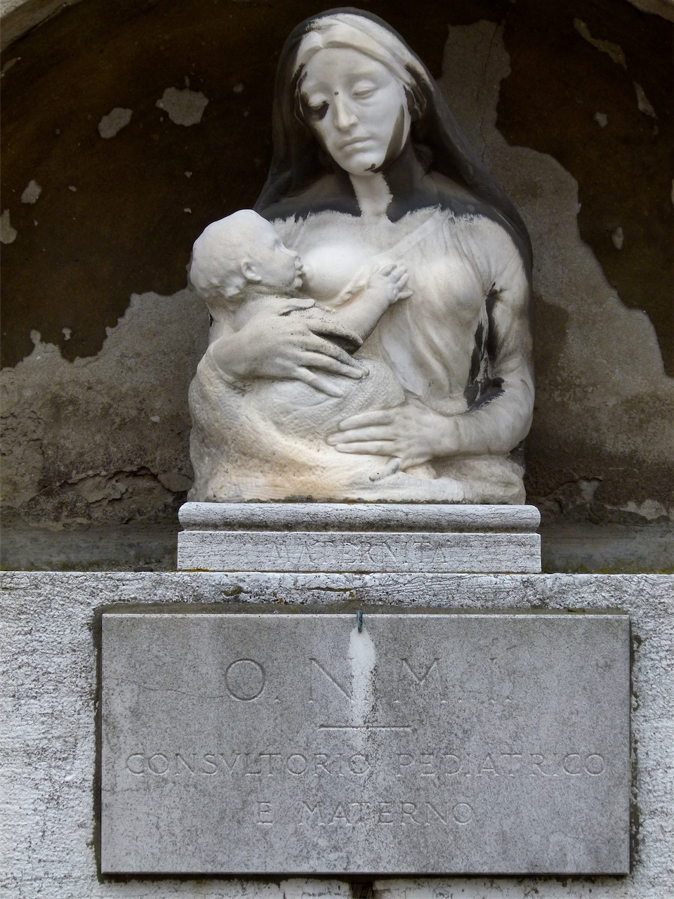 Donna con Bambino (statua, opera isolata) - produzione veneziana (sec. XX)