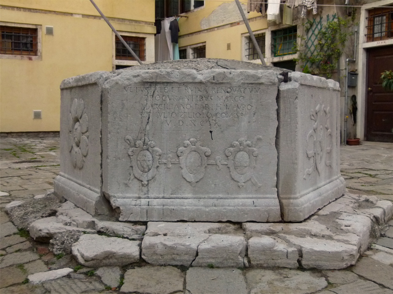 stemmi gentilizi, motivi decorativi floreali e iscrizione (vera da pozzo, opera isolata) - ambito veneziano (sec. XVI)