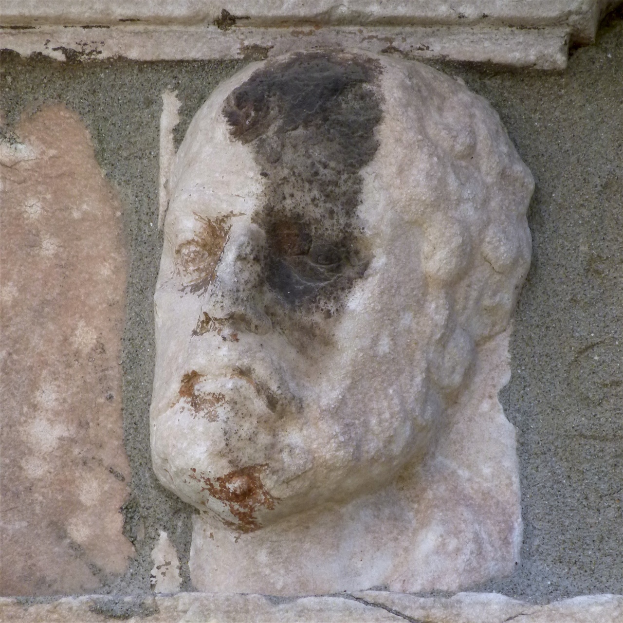 testa maschile con barba (architrave di porta, opera isolata) - produzione veneta (sec. XIV)