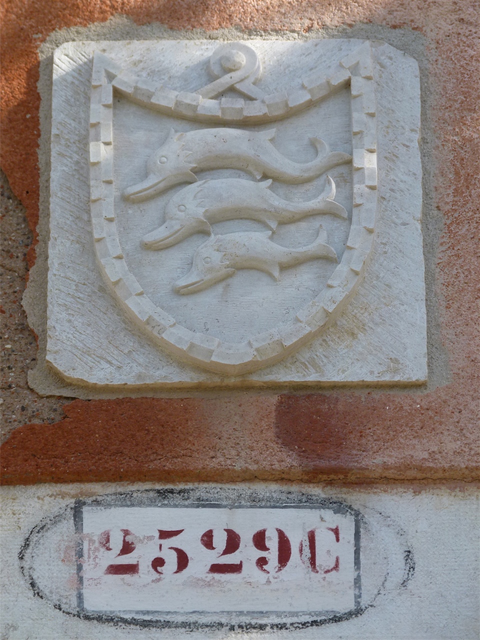 stemma gentilizio della famiglia Dolfin (rilievo, opera isolata) - ambito veneziano (fine/ inizio secc. XX-XXI)