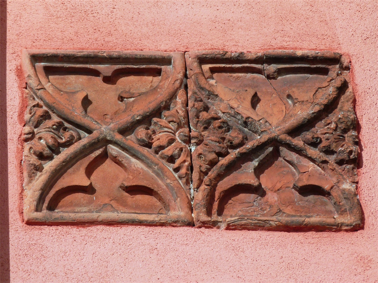 motivi decorativi geometrici e vegetali (decorazione plastico-architettonica, elemento d'insieme) - produzione veneziana (sec. XV)