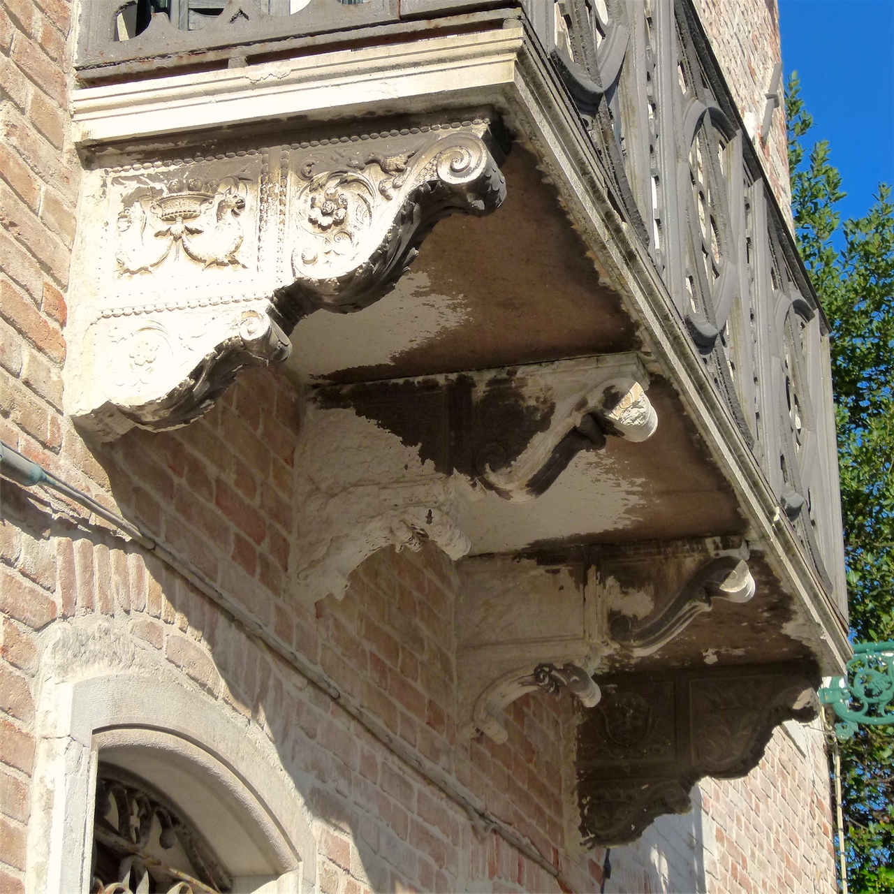motivi decorativi (mensola architettonica, insieme) - bottega veneto-lombarda (secc. XV-XVI)