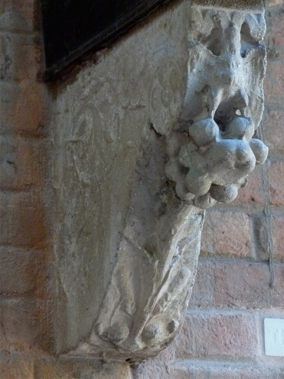 aquila, motivi decorativi fitomorfi (mensola architettonica, opera isolata) - bottega veneto-lombarda (secc. XV-XVI)
