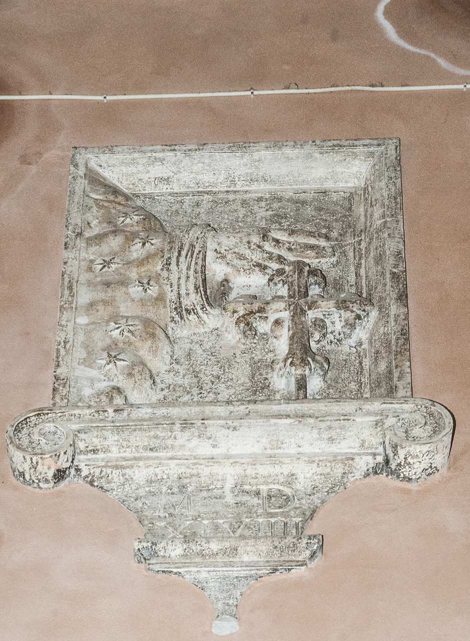 croce latina gigliata e mano benedicente (emblema di confraternita, opera isolata) - ambito veneziano (sec. XVI)