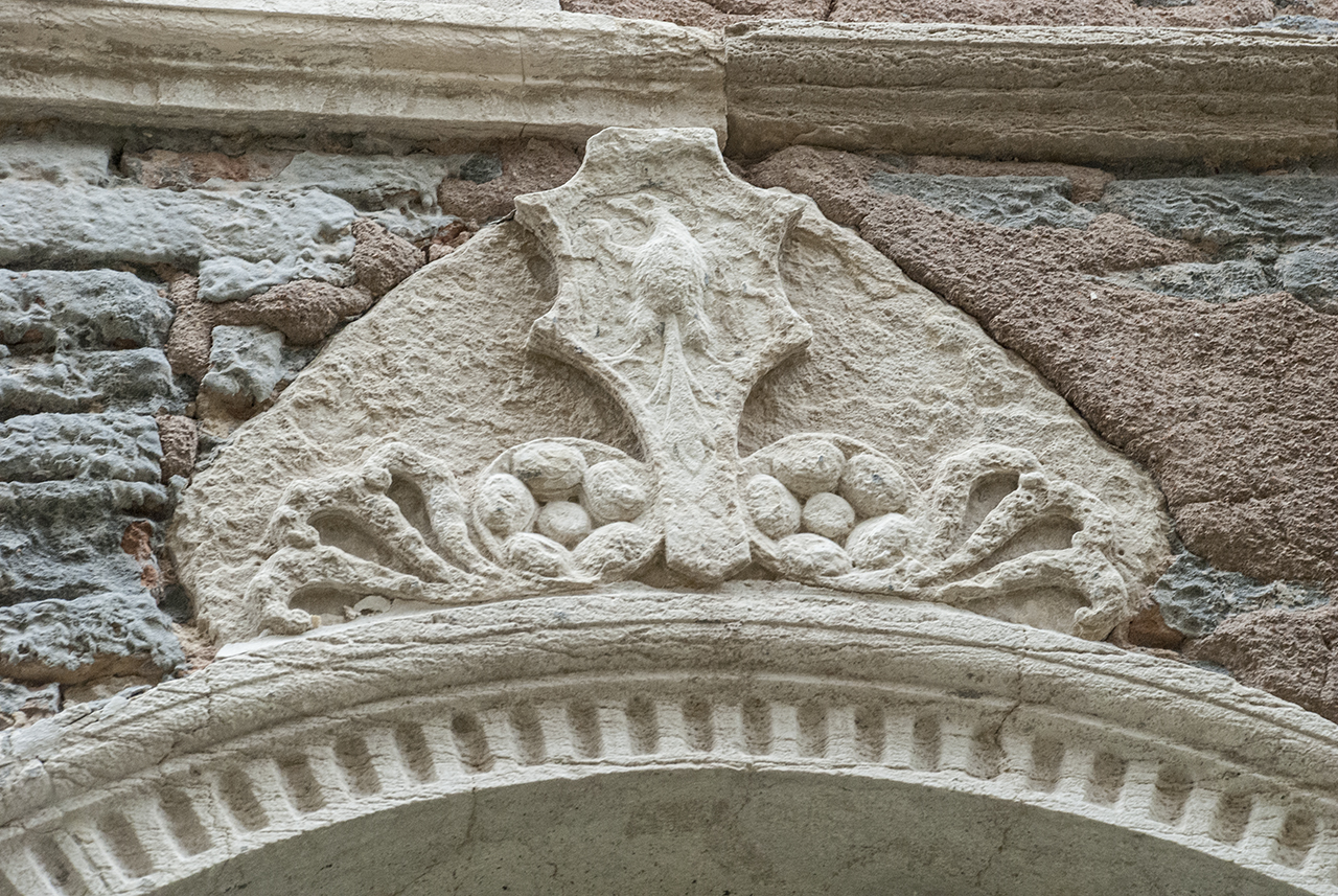 motivi decorativi geometrici e stemma gentilizio (portale, coppia) - ambito veneziano (sec. XVI)