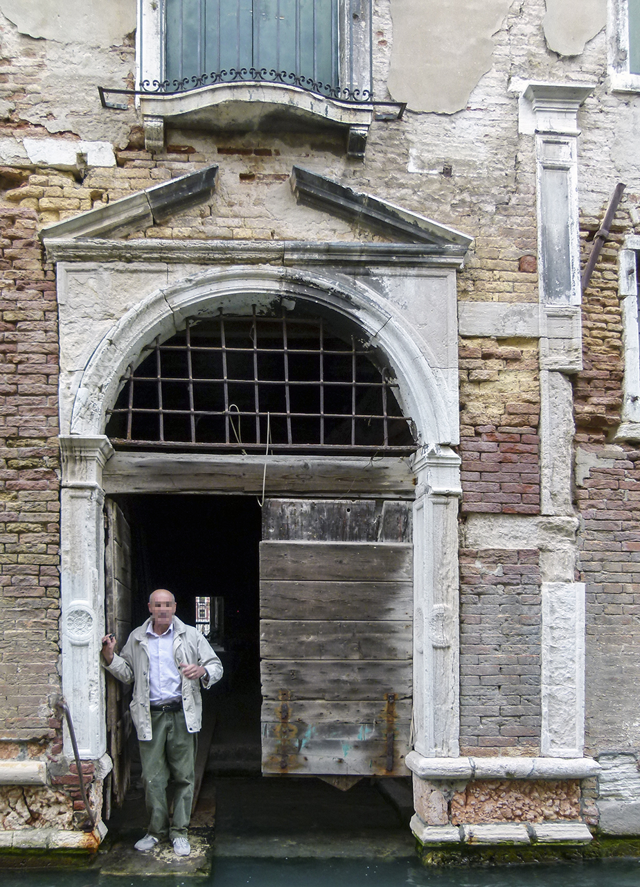 motivi decorativi vegetali con delfini e tridenti (portale, opera isolata) - ambito toscano (secc. XV-XVI)