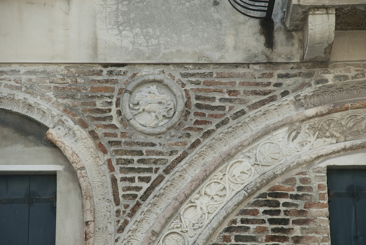 motivi decorativi a palmetta e a dentelli (mostra d'arco, elemento d'insieme) - ambito veneziano (sec. XIII)