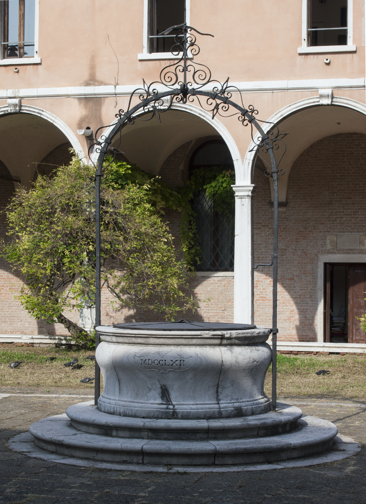 stemma dei Carmelitani (vera da pozzo, opera isolata) - ambito veneziano (terzo quarto sec. XVIII)