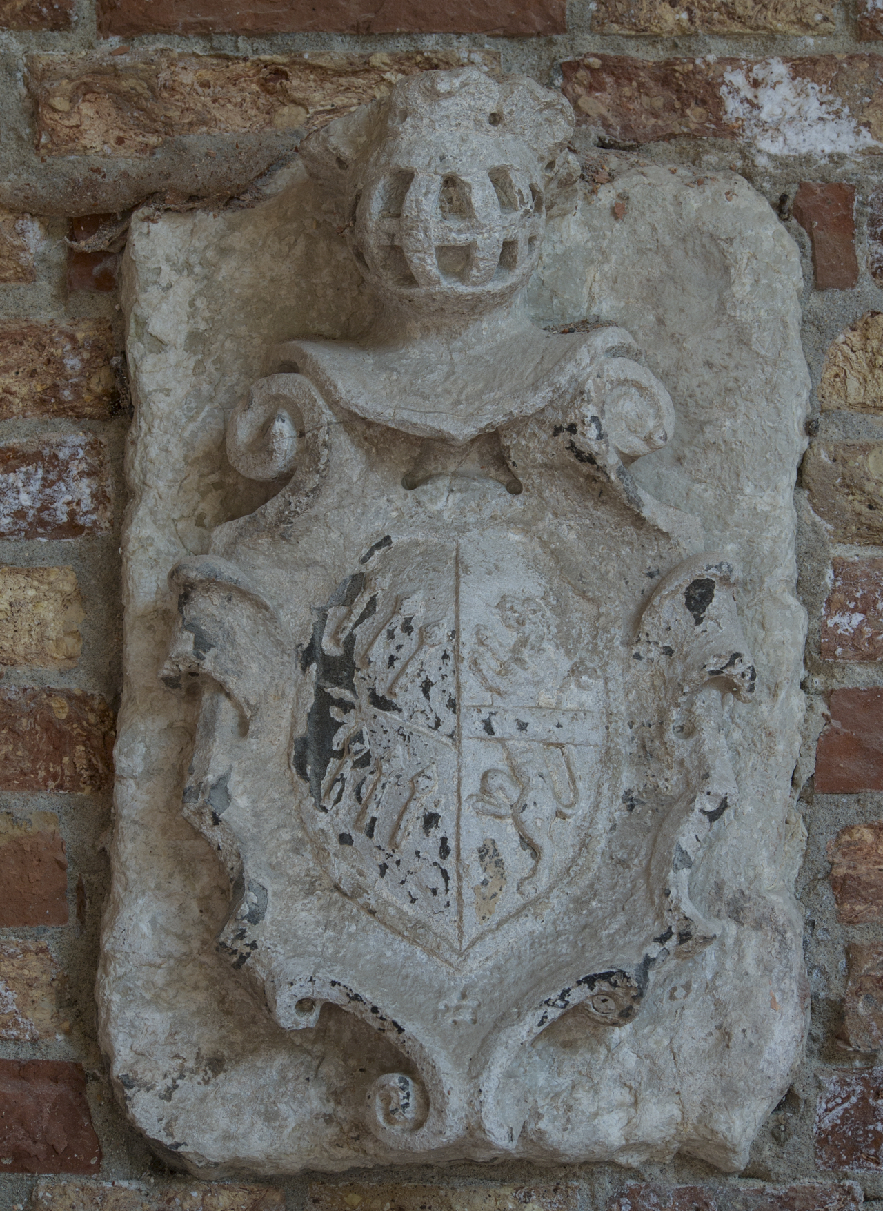 stemma gentilizio con punte di lancia, leone (?) rampante e elmo (rilievo, insieme) - ambito veneziano (sec. XVII, sec. XVII)