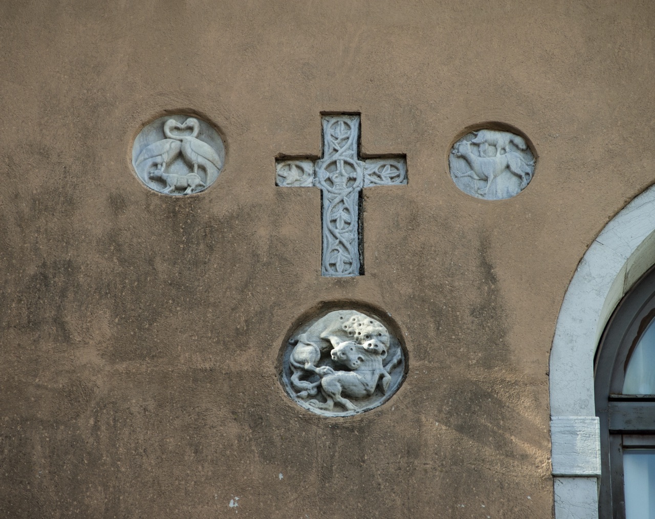 coppia di uccelli e canide (formella, insieme) - ambito veneziano (secc. XII-XIII)