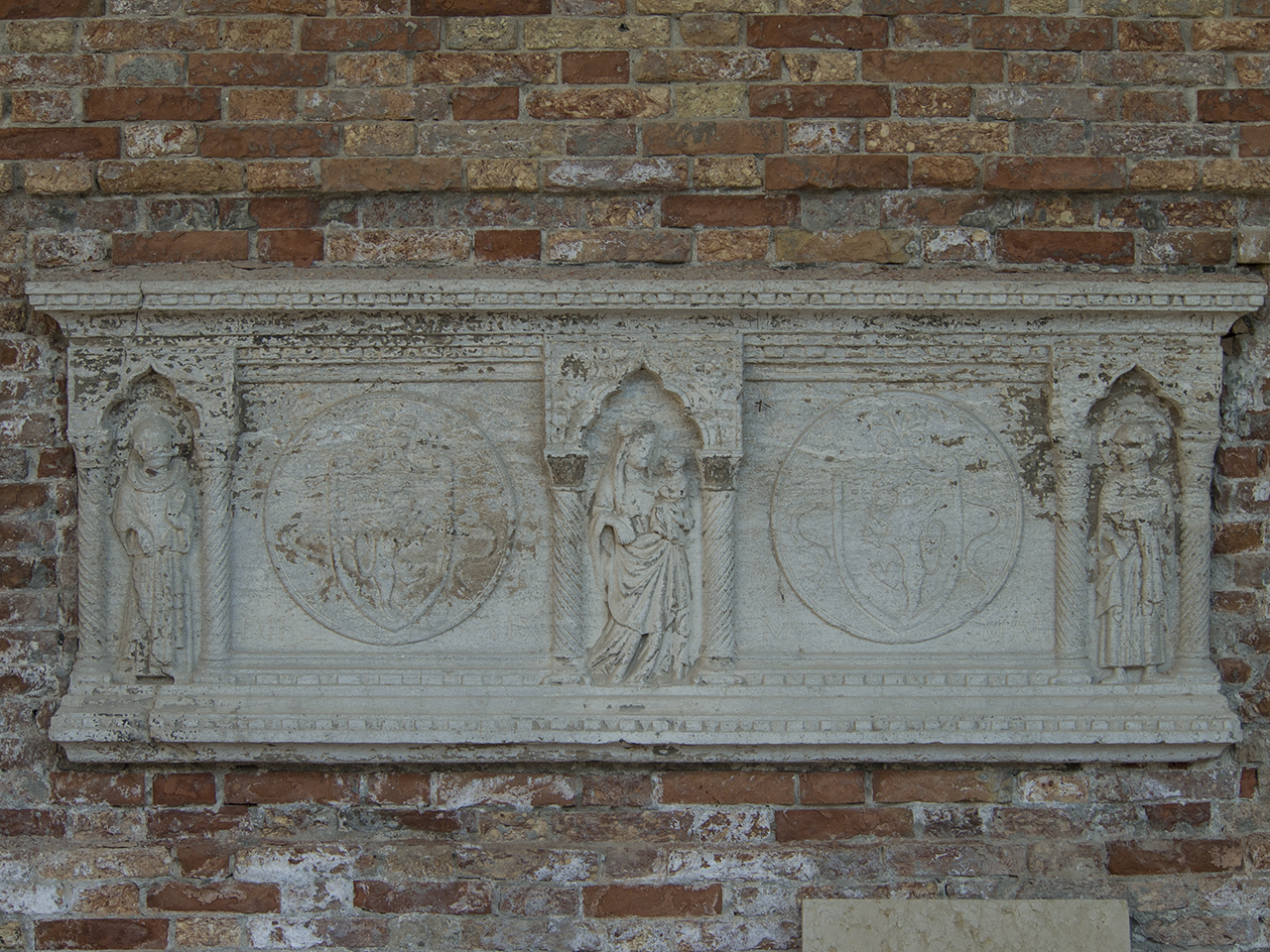 Madonna con Bambino, San Francesco, santo anonimo, stemma gentilizio famiglia Grifalco (Grifalconi) (fronte di sarcofago, opera isolata) - ambito veneziano (sec. XIV)