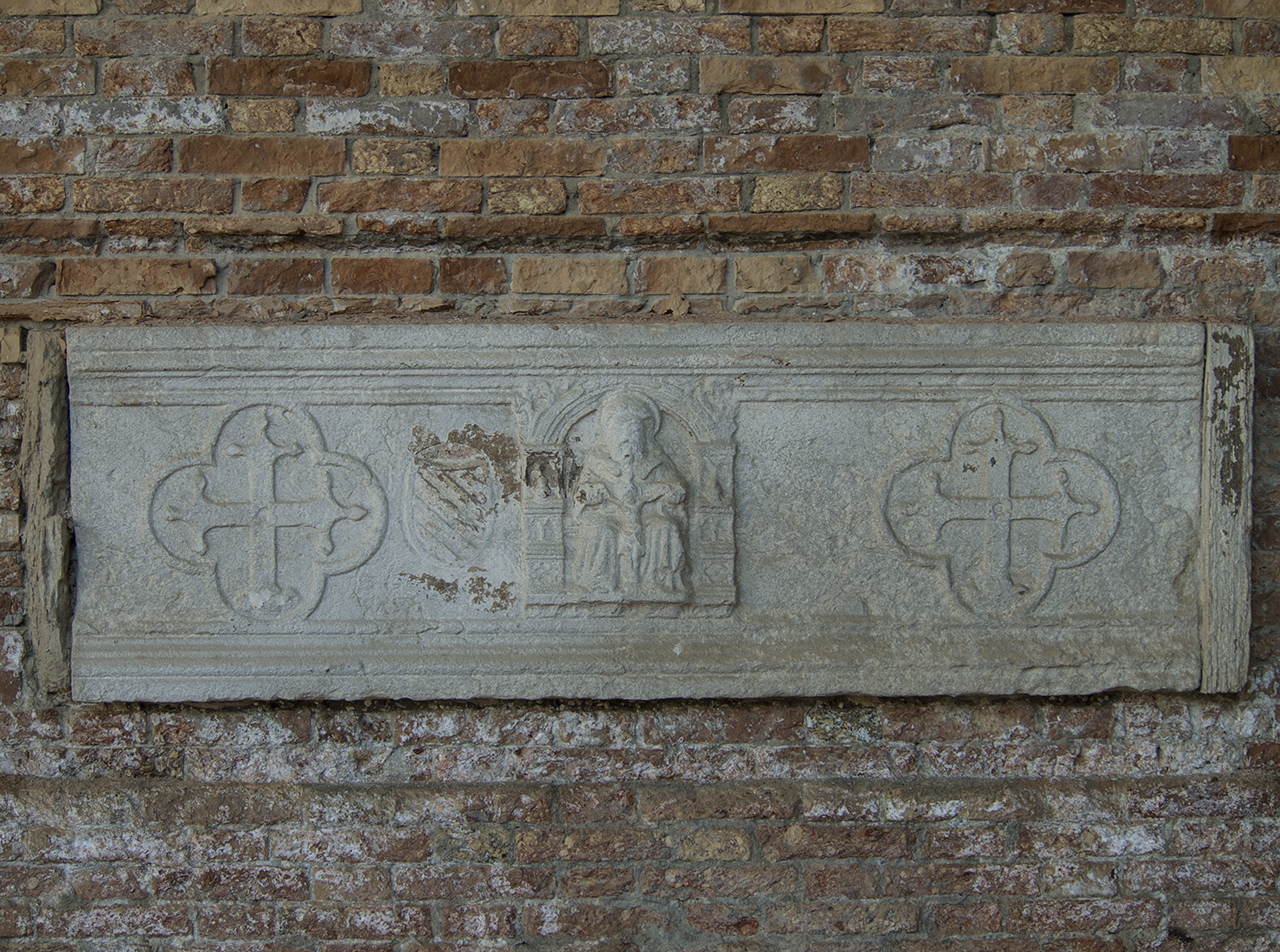Trinità, stemma gentilizio della famiglia Ariani (?), croce trilobata (fronte di sarcofago, opera isolata) - ambito veneziano (seconda metà sec. XIV)