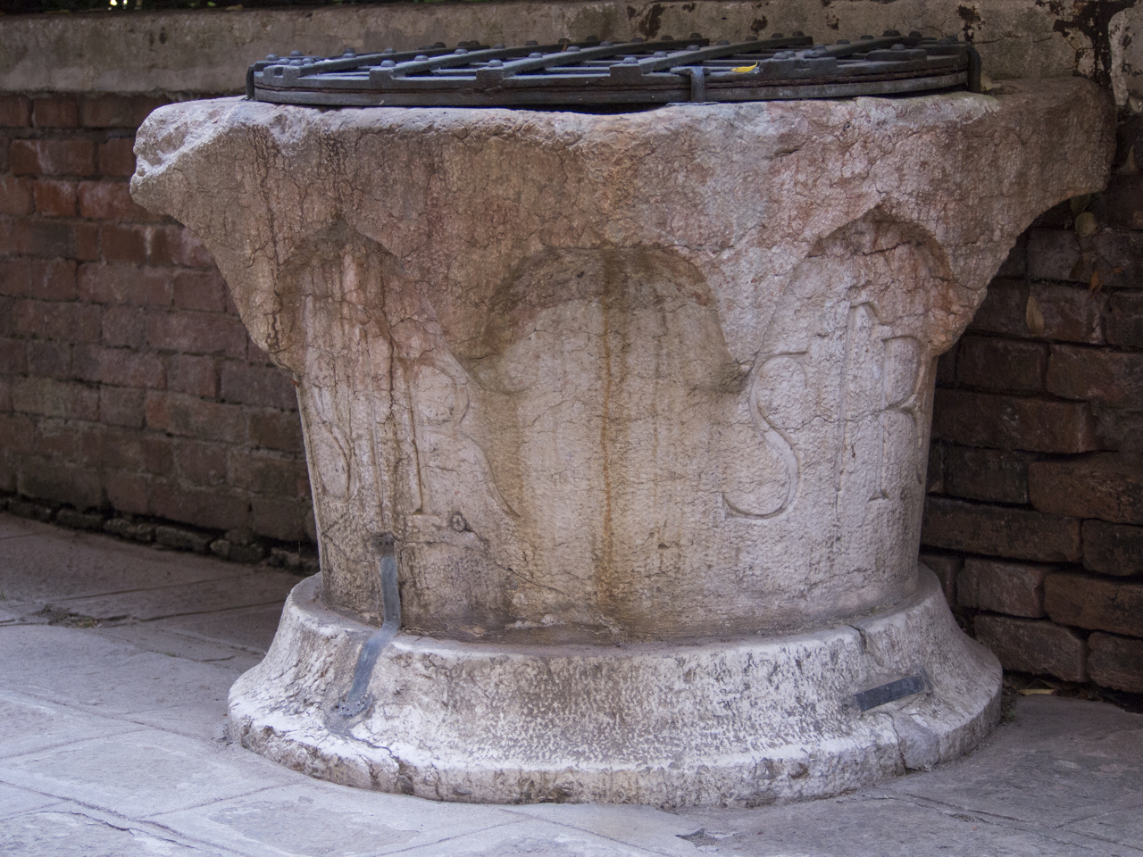 sigle S R separate da bastone di pellegrino (vera da pozzo, opera isolata) - ambito veneziano (sec. XVI (?))