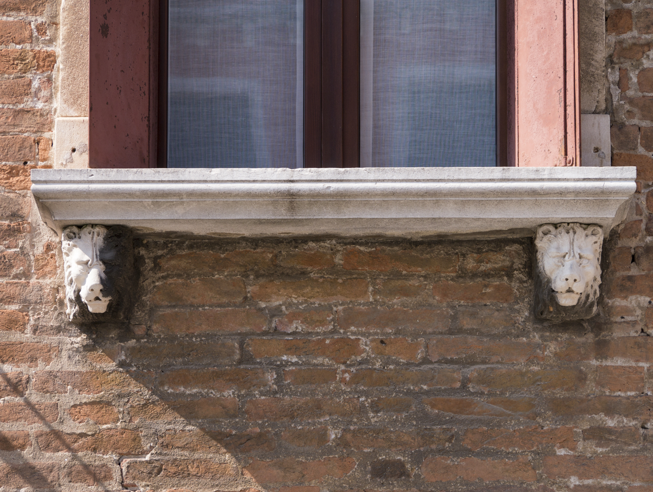 animale (mensola architettonica, coppia) - produzione veneziana (inizio sec. XX)