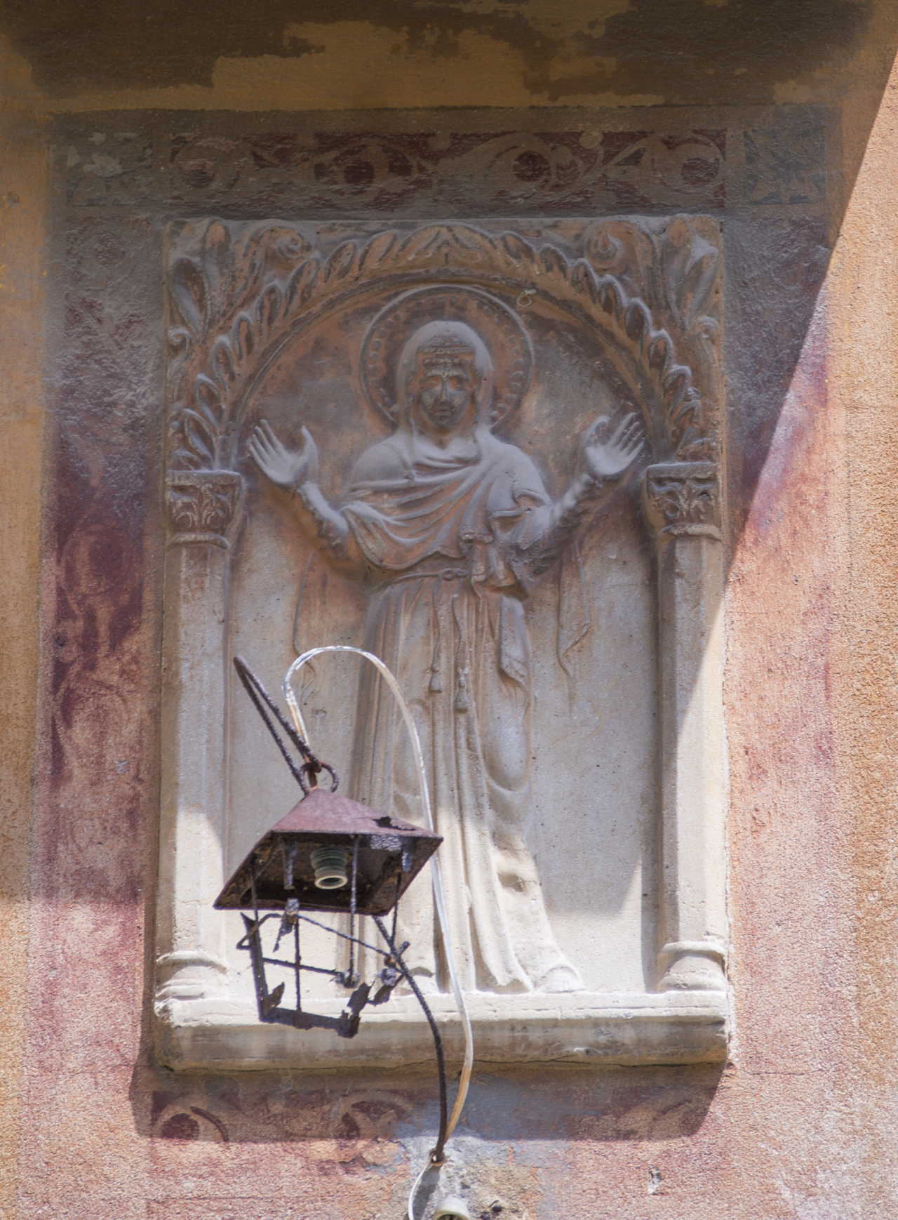 Madonna orante (rilievo, opera isolata) di Narduzzi, Ambrogio (attribuito) (sec. XX)