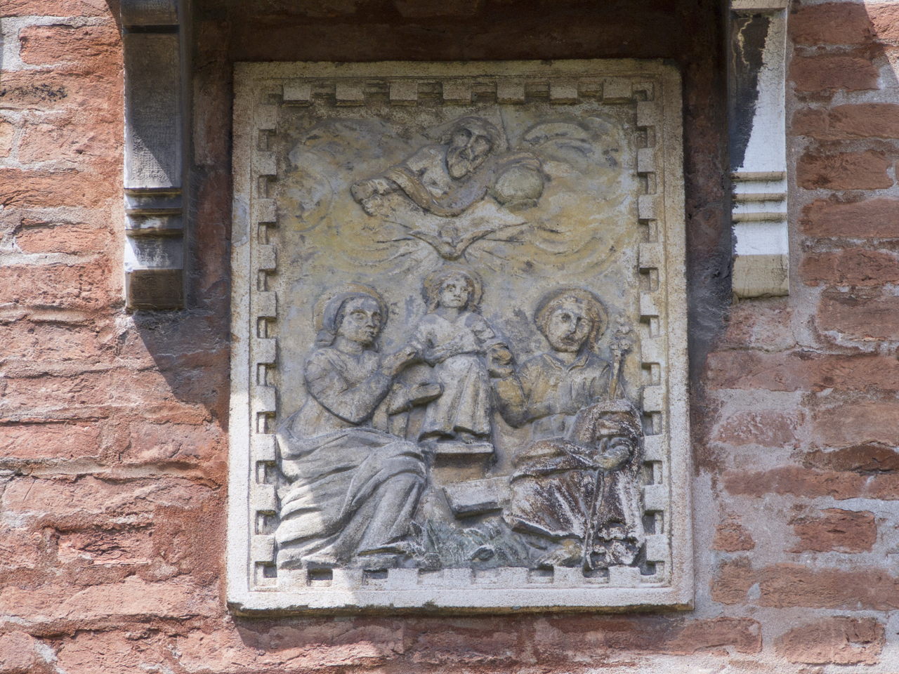 Sacra Famiglia e Trinità (?) (rilievo, opera isolata) di Narduzzi, Ambrogio (attribuito) (sec. XX)