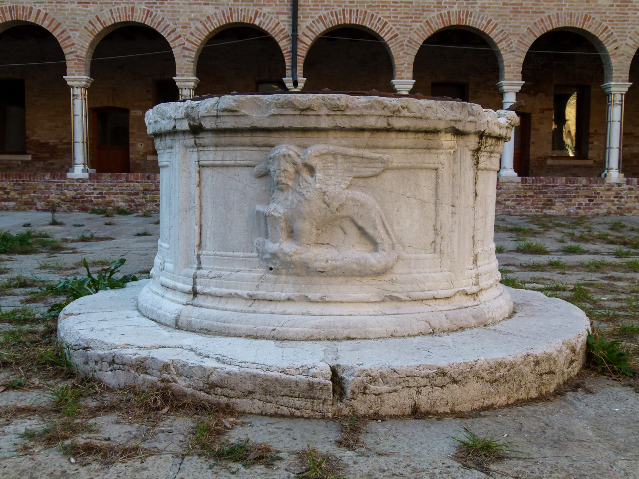 leone marciano, Madonna con Bambino, due sante e due devoti inginocchiati (vera da pozzo, opera isolata) - ambito veneziano (inizio sec. XVI)