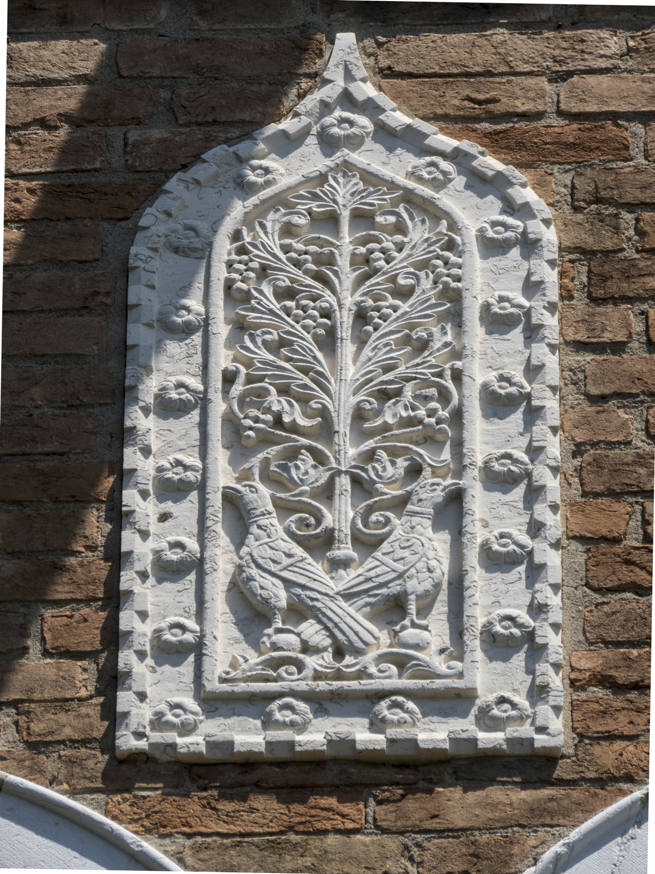 coppia di colombe, vite, motivi decorativi a rosetta e a dentelli (formella, serie) - ambito veneziano (sec. XX)