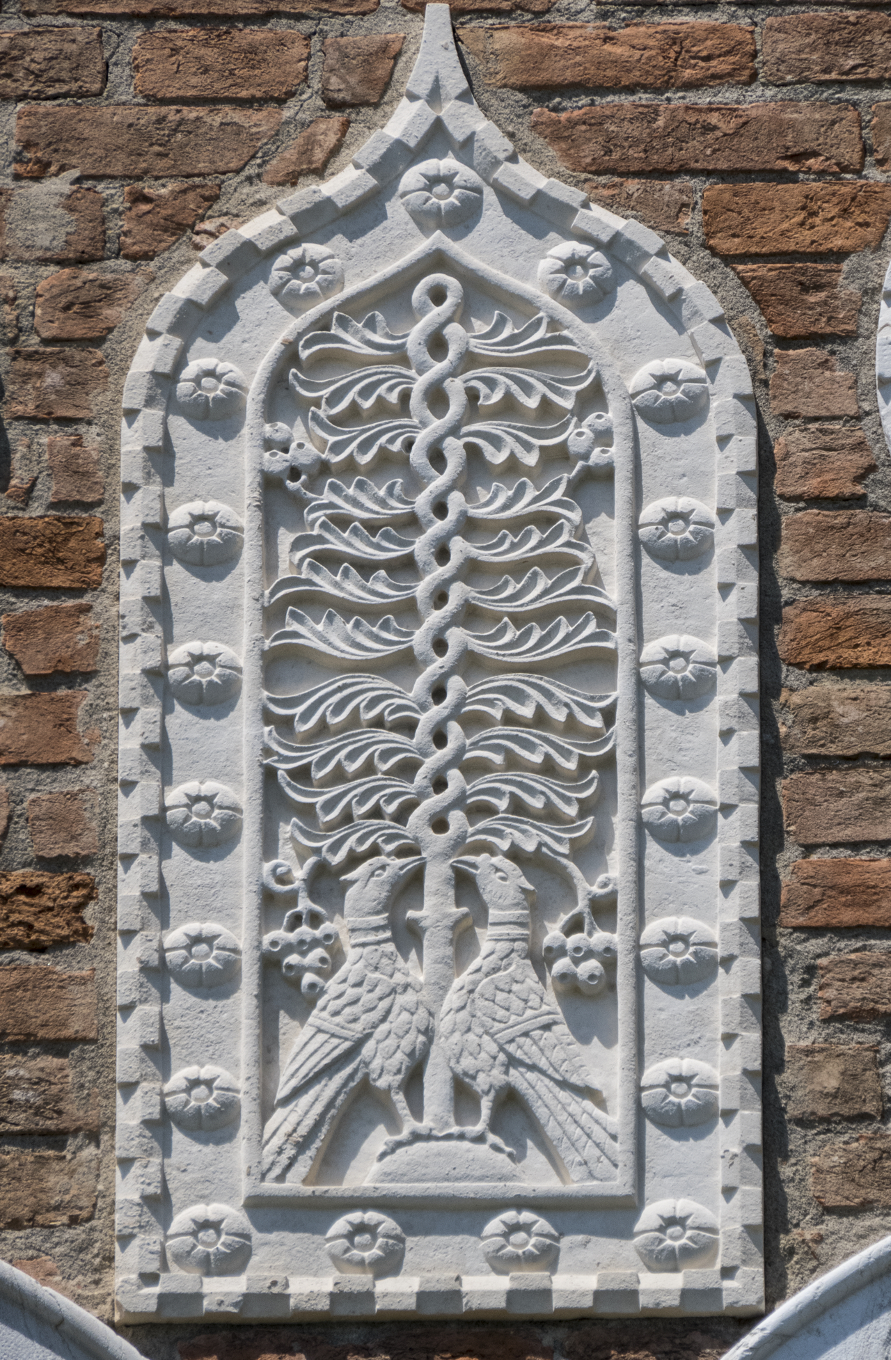 coppia di colombe, vite, motivi decorativi a rosetta e a dentelli (formella, serie) - ambito veneziano (sec. XX)