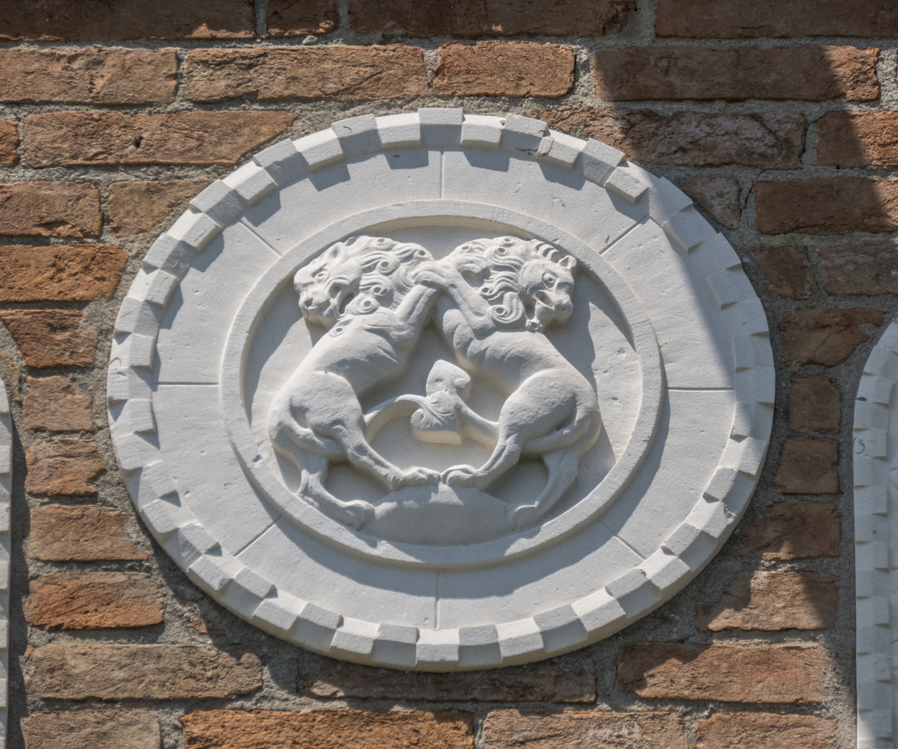 coppia di leoni, motivi decorativi a dentelli (formella, serie) - ambito veneziano (sec. XX)