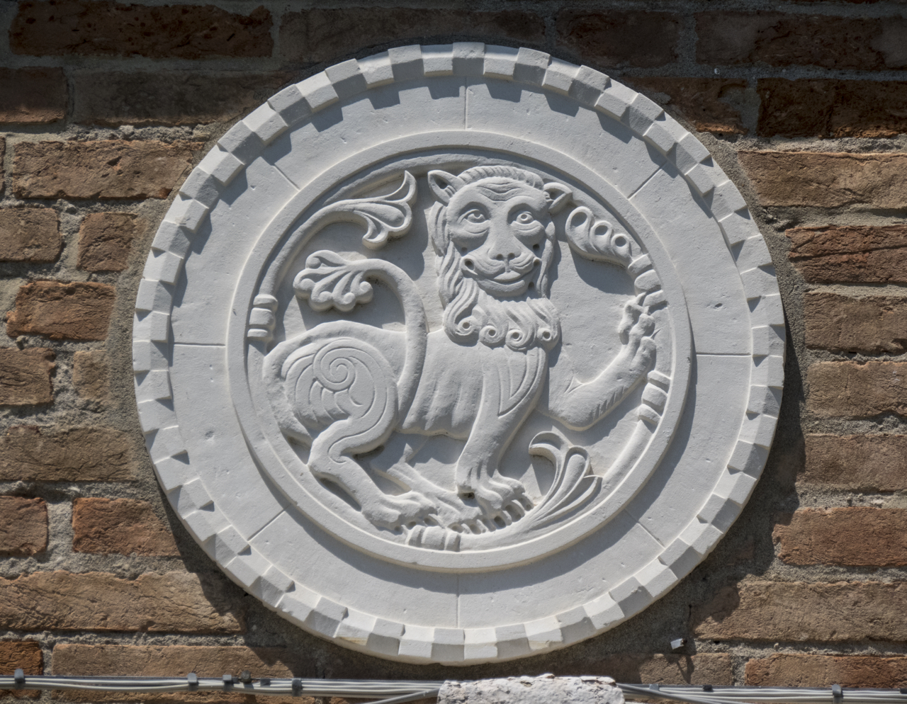 leone, girale fitomorfo, motivi decorativi a dentelli (formella, serie) - ambito veneziano (sec. XX)