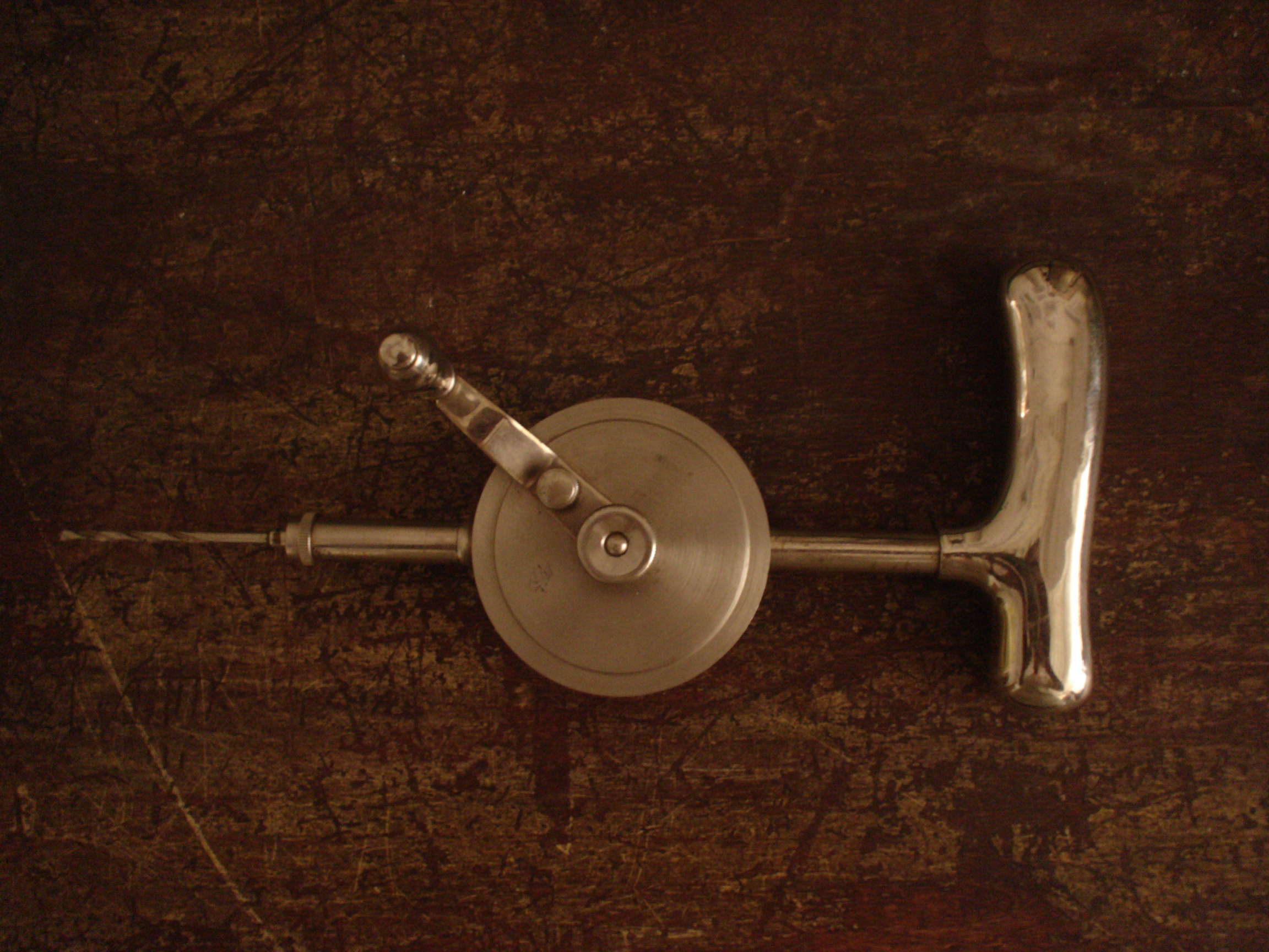 apparecchio per trapanazione, di Stille (XX secolo)