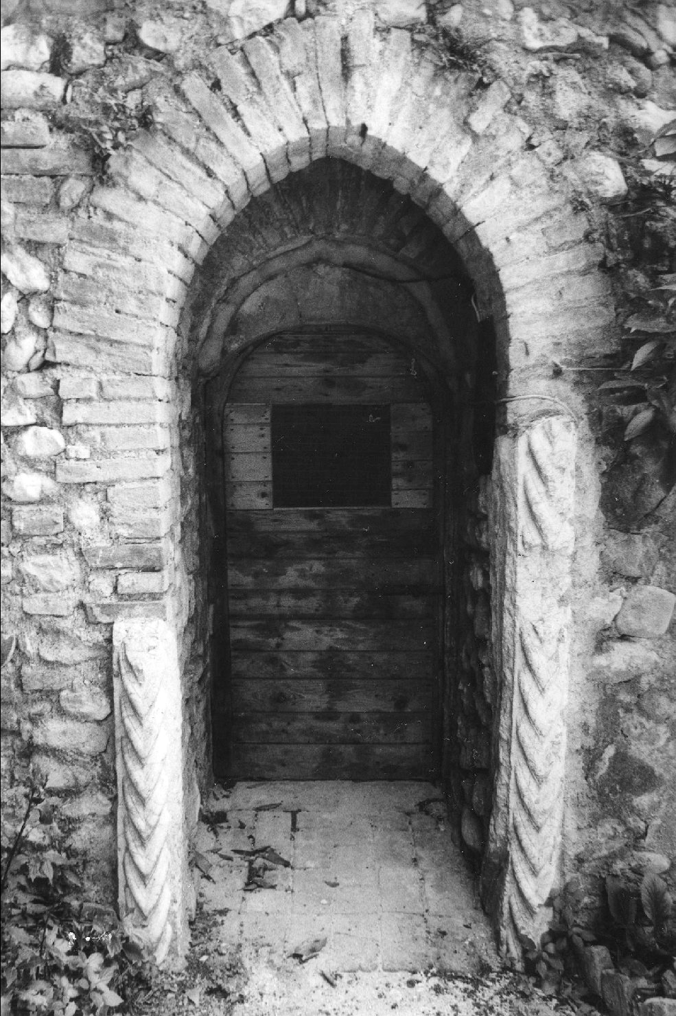 stipite, frammento - ambito lombardo (fine/ inizio secc. XIV-XV)