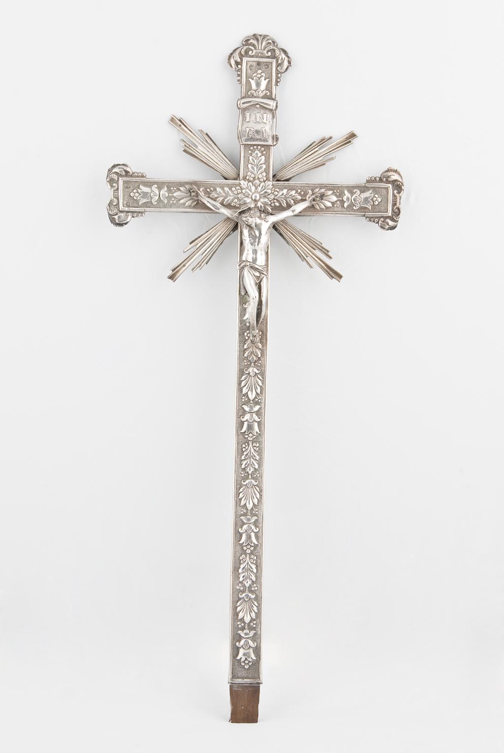 Cristo crocifisso, motivi decorativi vegetali (croce, opera isolata) - bottega veneziana (sec. XIX)