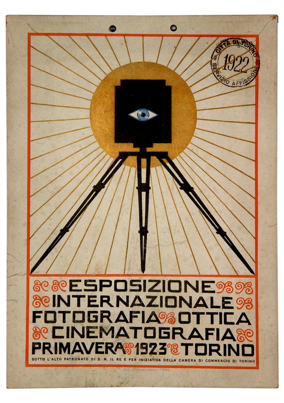 apparecchio fotografico su treppiedi contro un sole giallo (locandina) di Colmo Eugenio detto Golia (sec. XX)