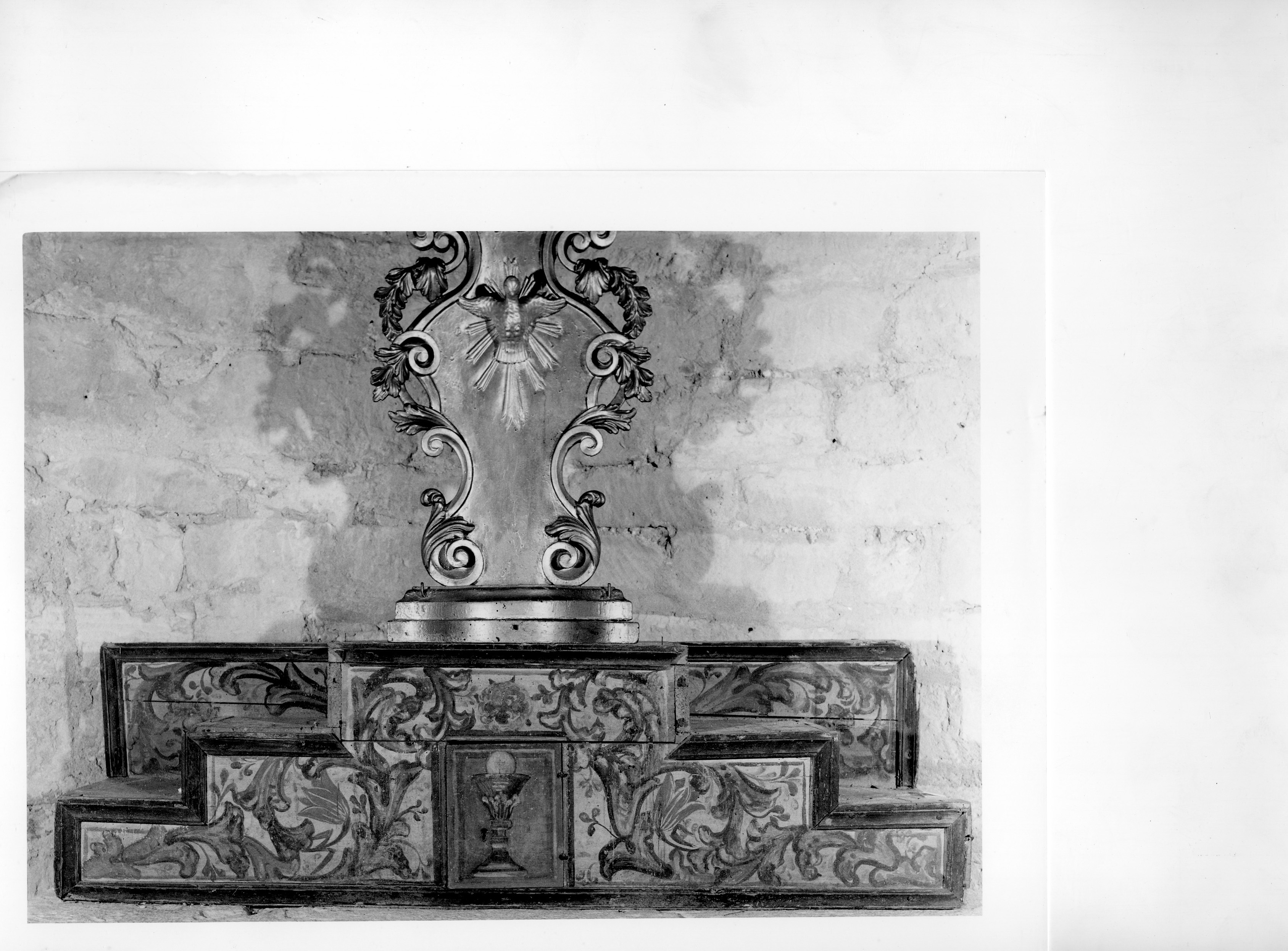 decorazione con motivi vegetali (gradino d'altare) - ambito umbro (seconda metà sec. XVII)