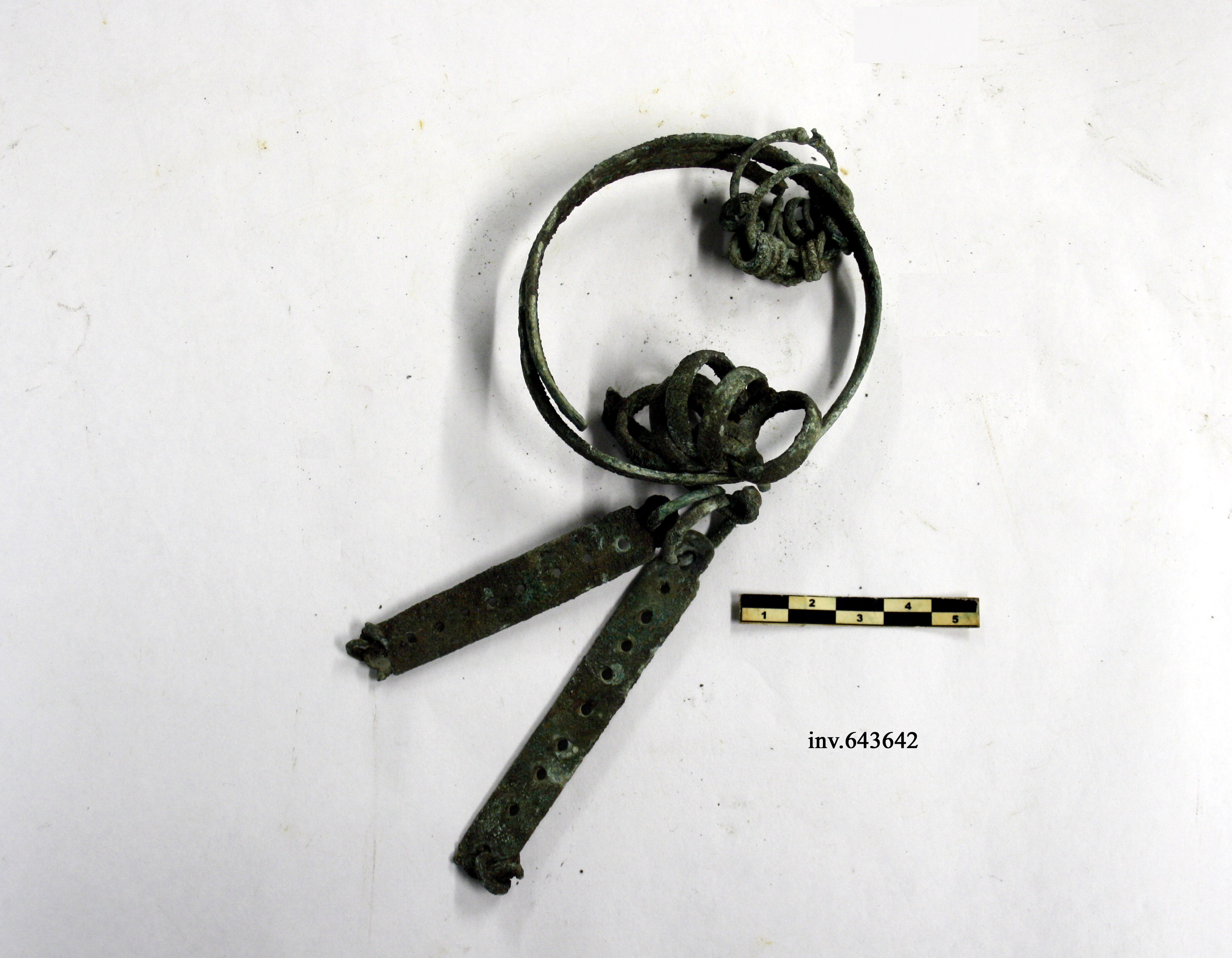 armilla, a nastro, con fibula,anelli, orecchini e pendenti inseriti (fine/ inizio VII-VI a.C)