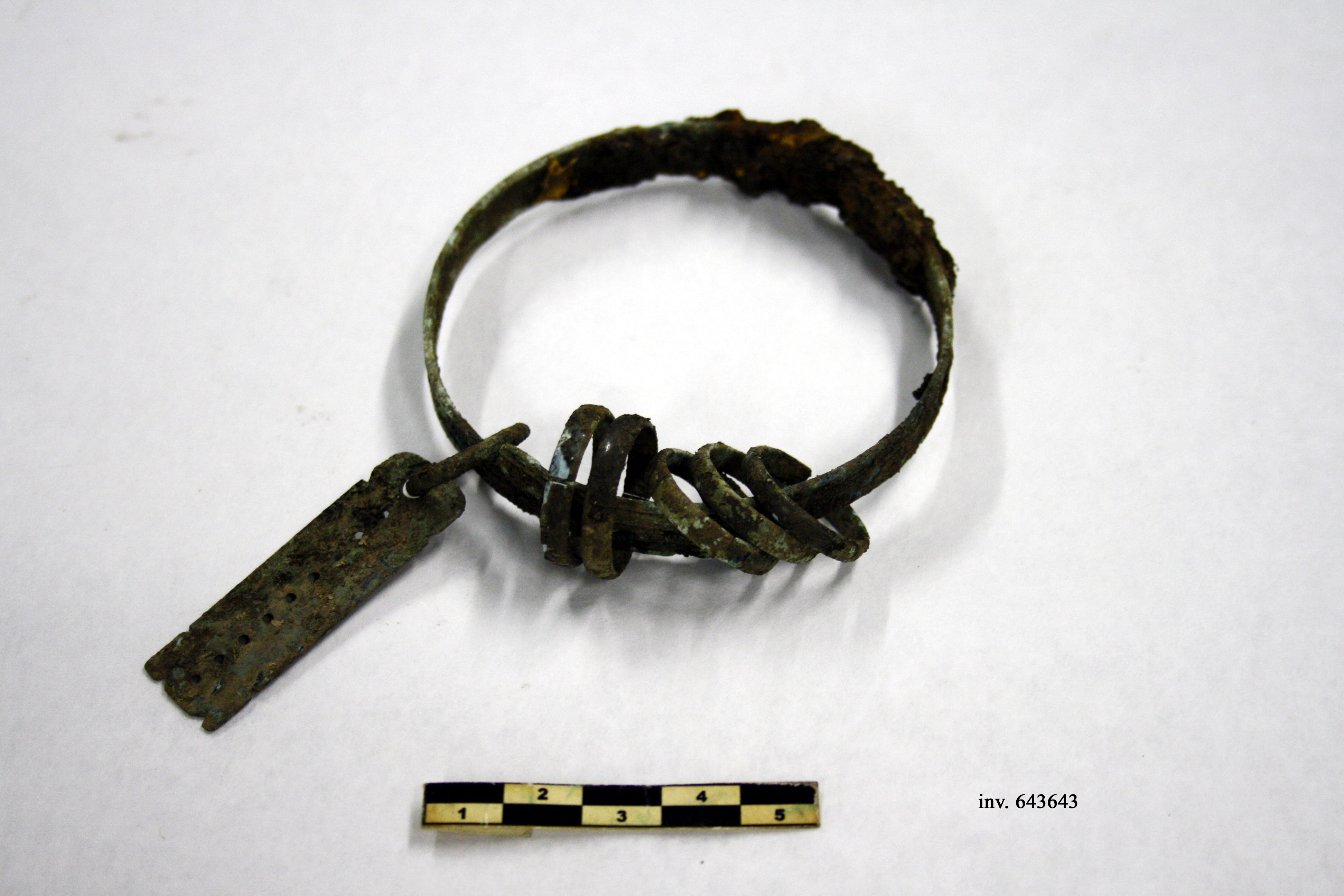 armilla, a nastro, con anelli e pendaglio (inizio/ inizio VI-V a. C)