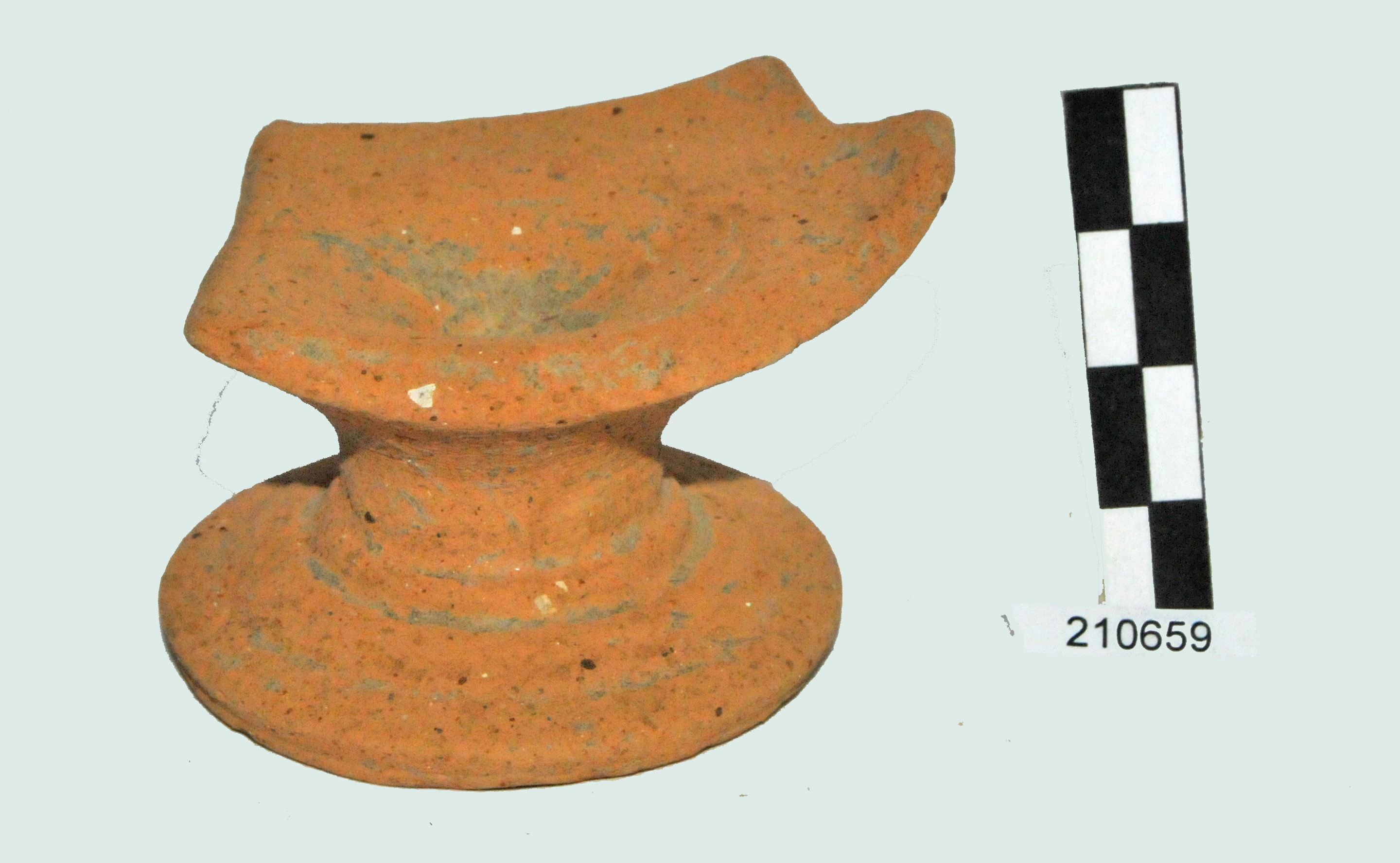 vaso, vasetto biansato, Argilla dura, poco depurata, Munsell 7.5YR 7/6 reddish -yellow (I d.C - II d.C)