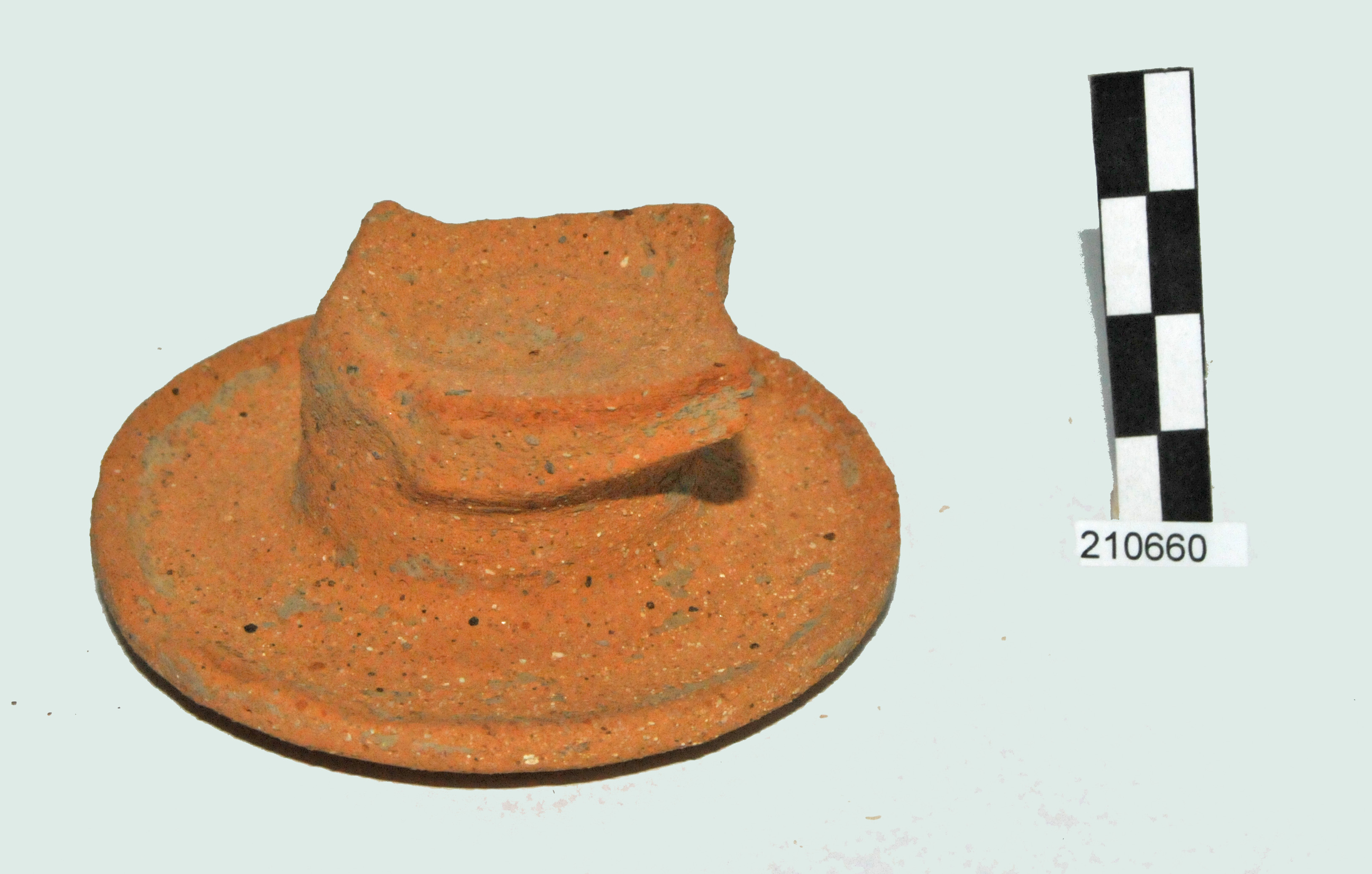 vaso, vasetto biansato/piede, argilla dura, poco depurata, Munsell 7.5YR 7/6 reddish-yellow (I d.C - II d.C)
