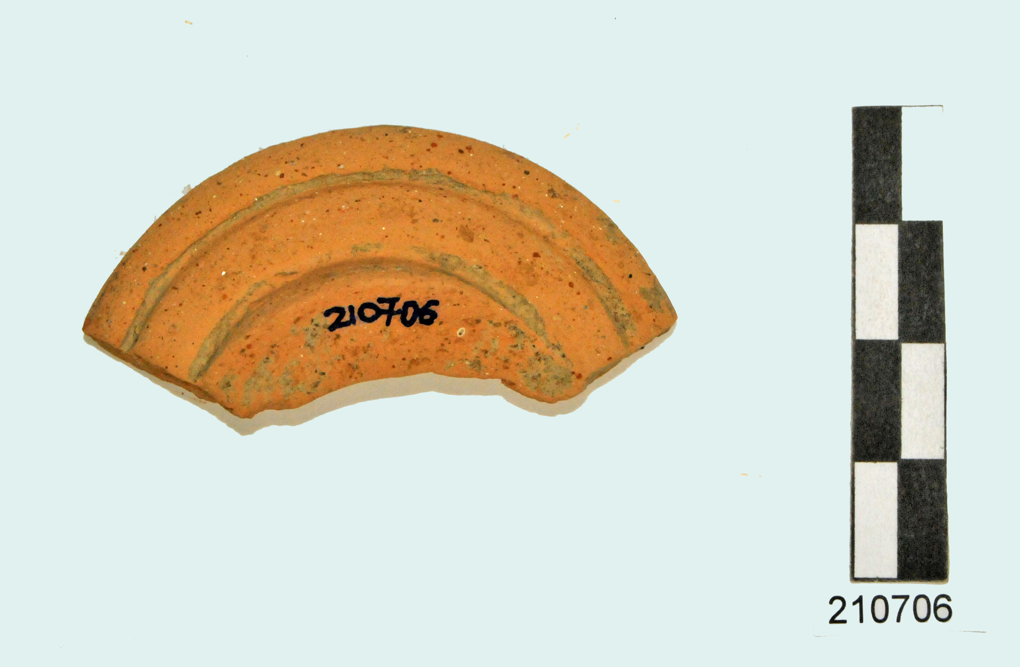 vaso, vasetto biansato/piede, argilla chiara, poco depurata, Mussell 7.5YR 7/6 reddish yellow (I d.C - II d.C)